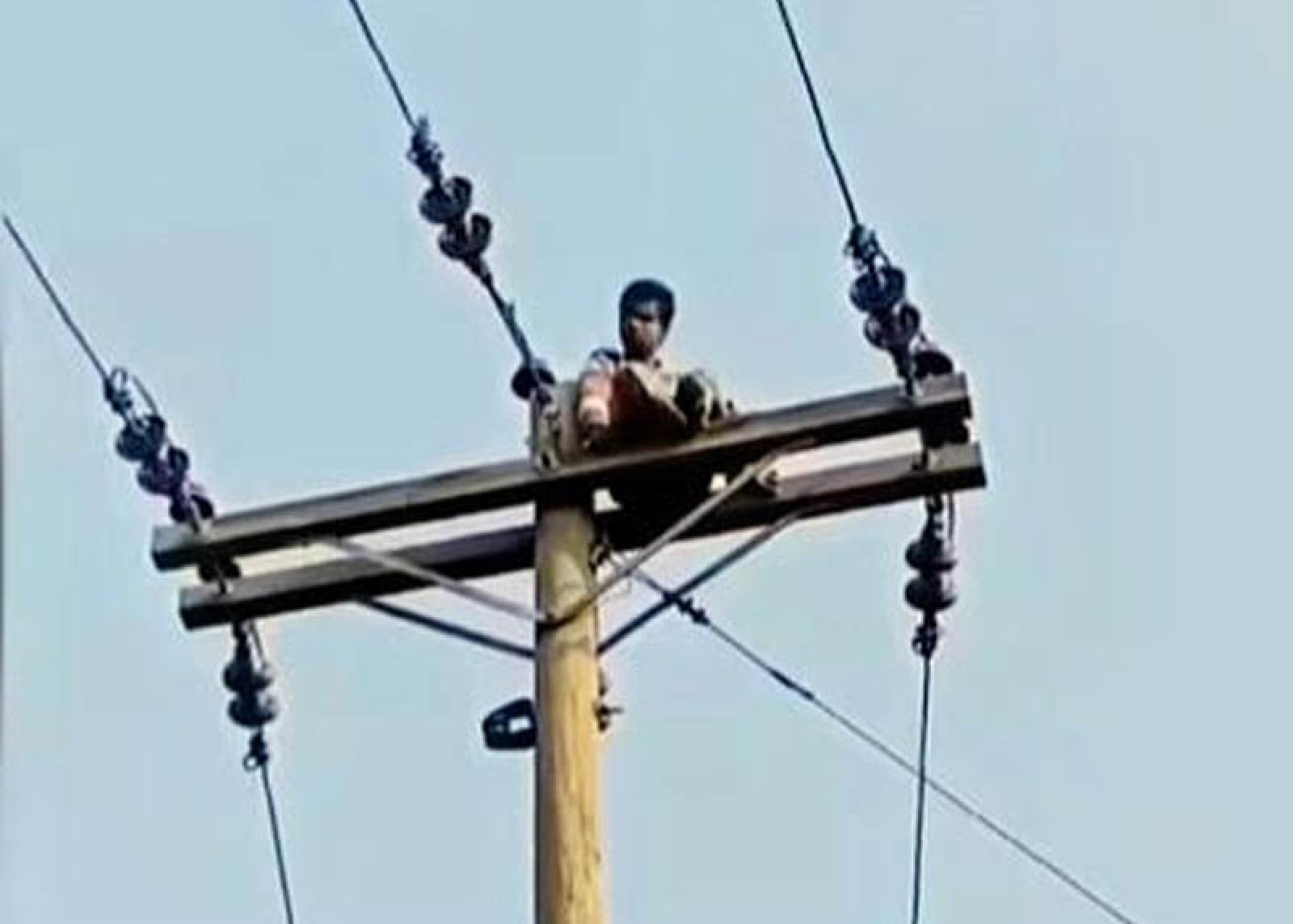মোবাইল না দেওয়ায় বিদ্যুতের পোলে উঠে কিশোরের আত্মহত্যার চেষ্টা