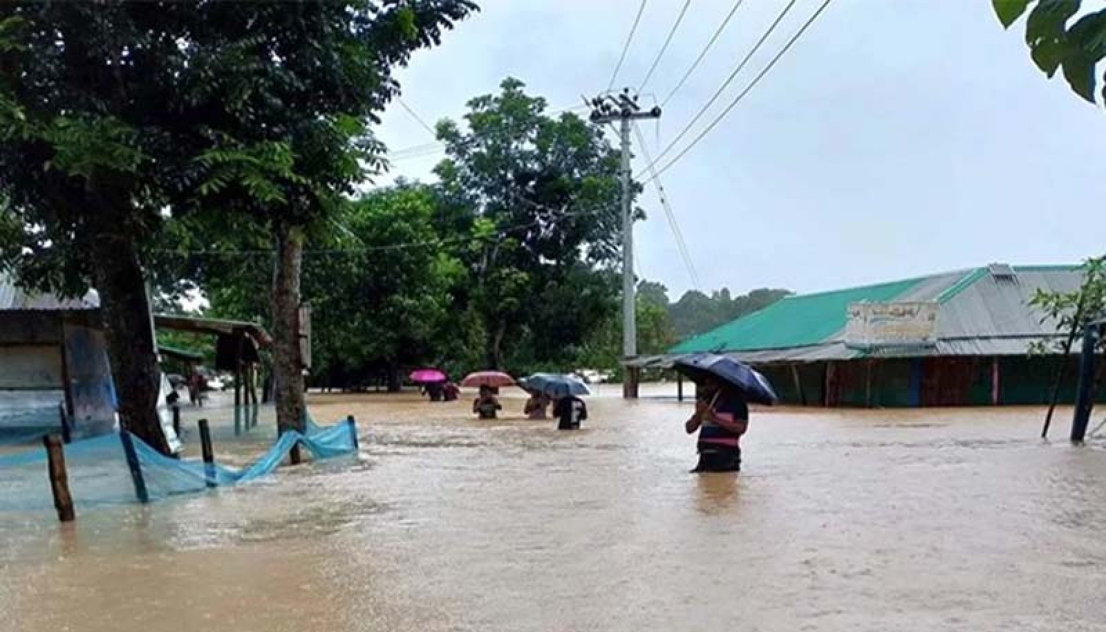 টানা ভারী বর্ষণ ও পাহাড়ি ঢলে খাগড়াছড়ি প্লাবিত, সড়কে যান চলাচল বন্ধ