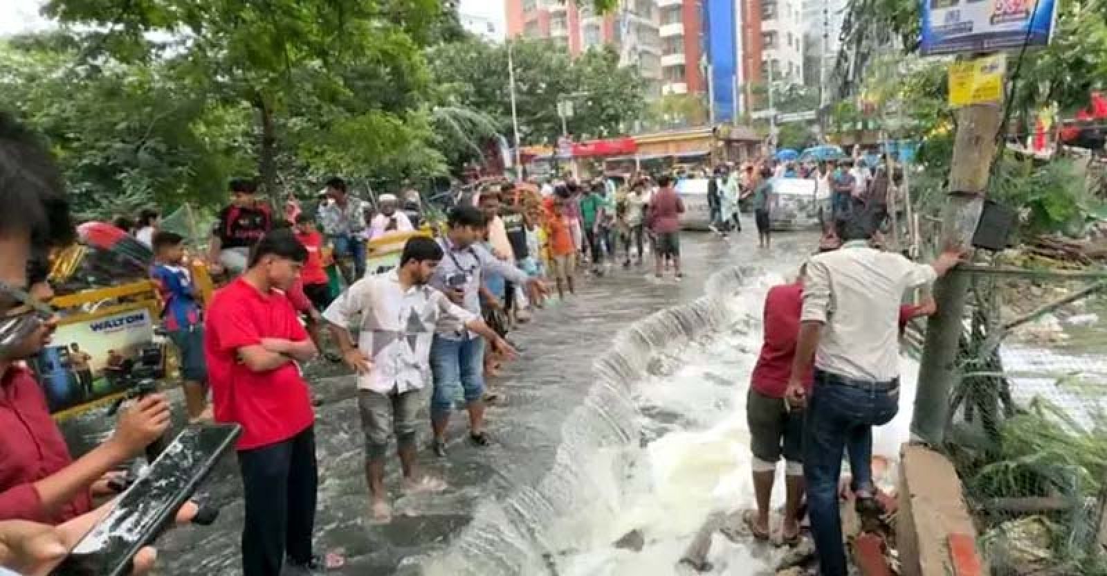 পানির চাপে সড়ক ধস, গুলশান-শাহজাদপুর লিংক রোডে যান চলাচল বন্ধ