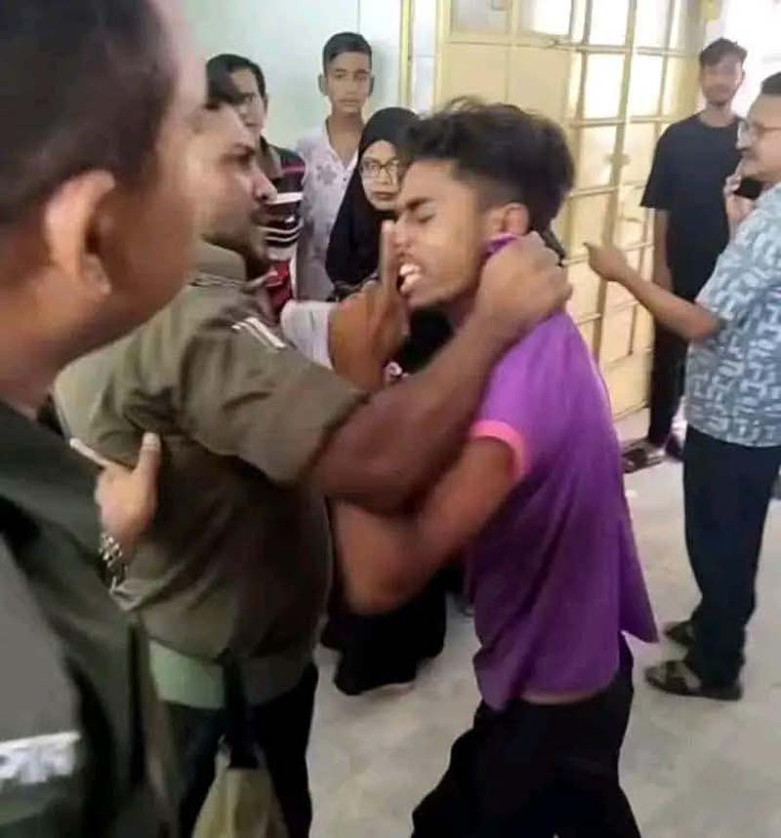 রামেকে হাসপাতালে  আনসারদের প্রতি যুবককে হয়রানির অভিযোগ