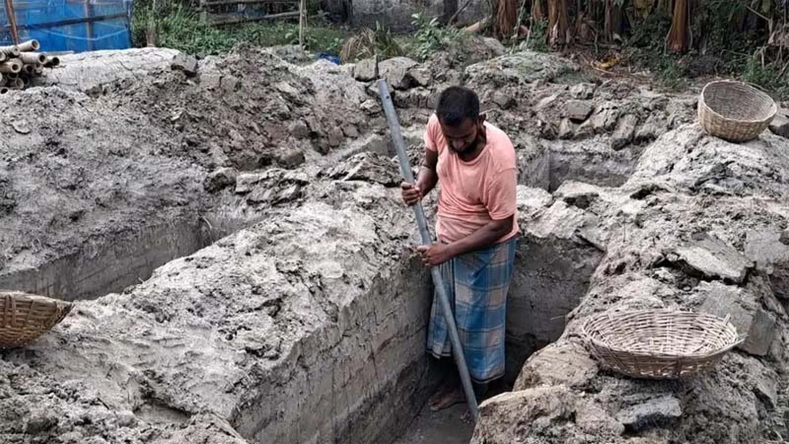 ‘জীবনে প্রথম একসঙ্গে ৯টি কবর খুঁড়লাম, হাত কাঁপছিল’