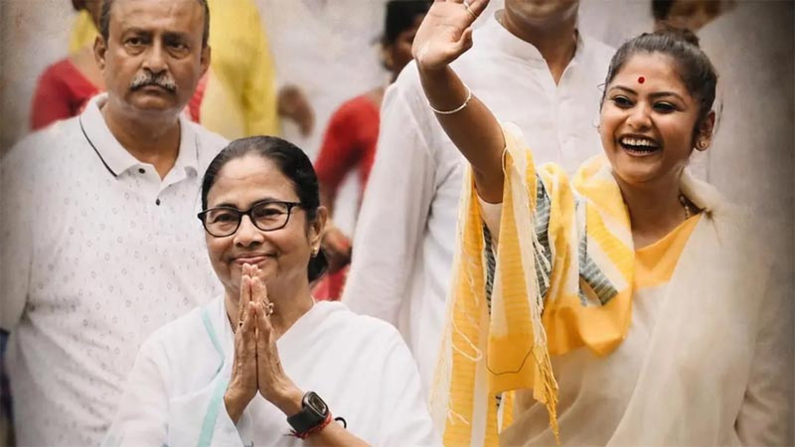 দলের গুরুত্বপূর্ণ পদ থেকে দুই এমপিকে সরালেন মমতা