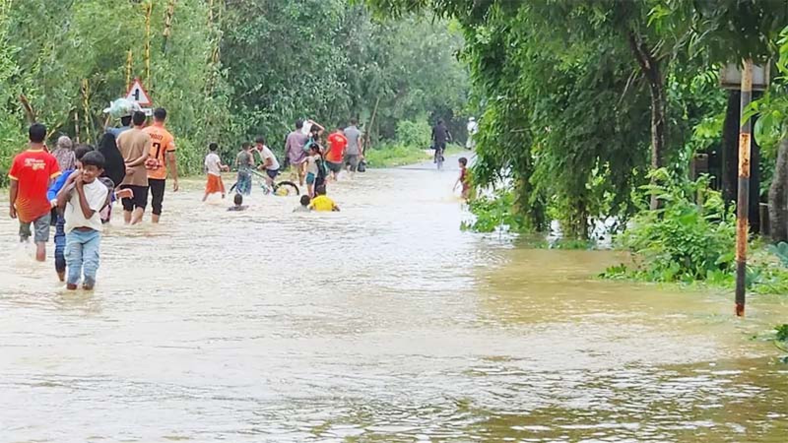 বন্যার পানি নামছে, ক্ষতিগ্রস্ত ২ লাখ ৩৩ হাজার মানুষ