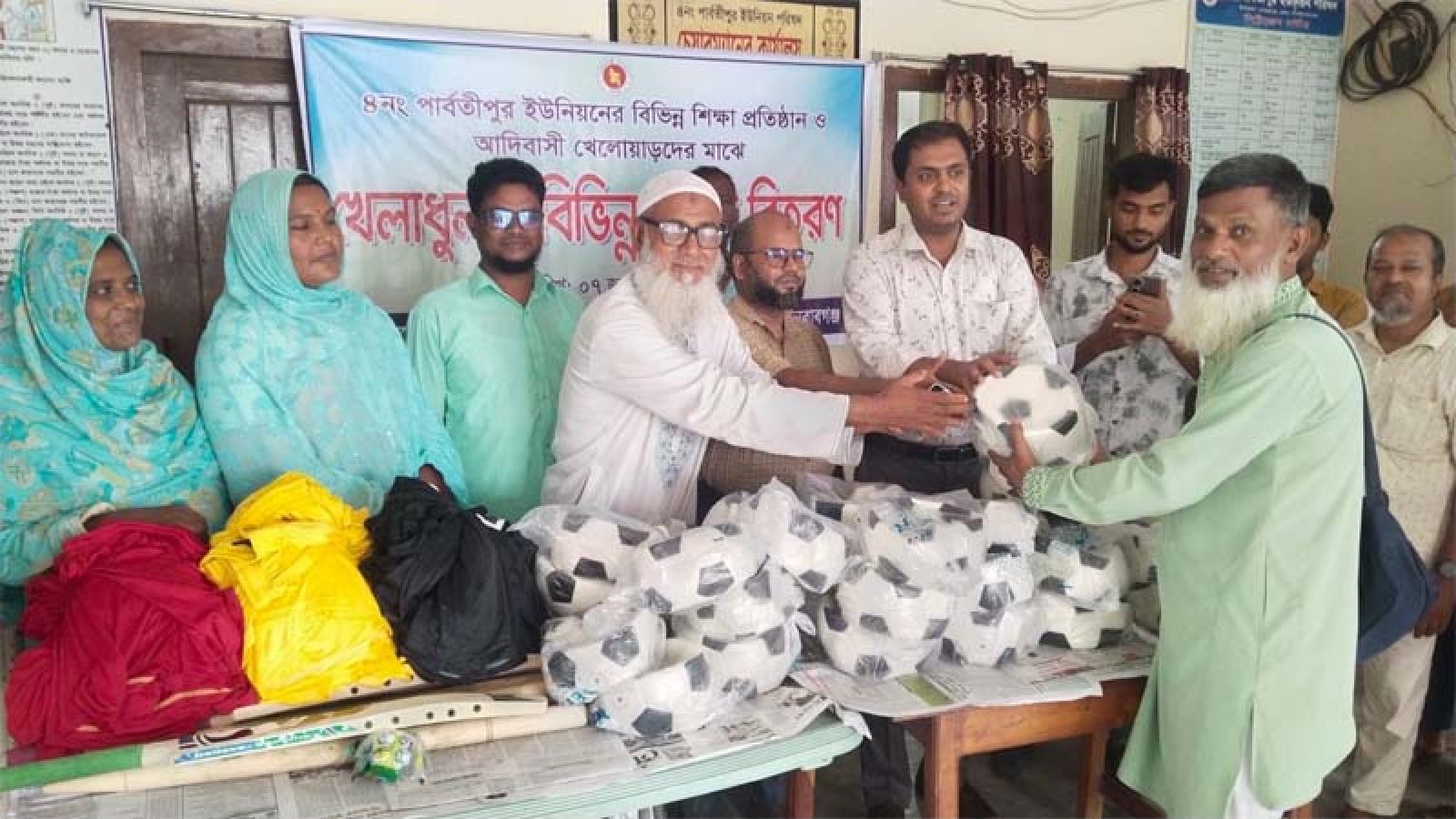 গোমস্তাপুরে শিক্ষা প্রতিষ্ঠান আদিবাসী খেলোয়ারদের মাঝে খেলাধুলার সামগ্রী বিতরণ