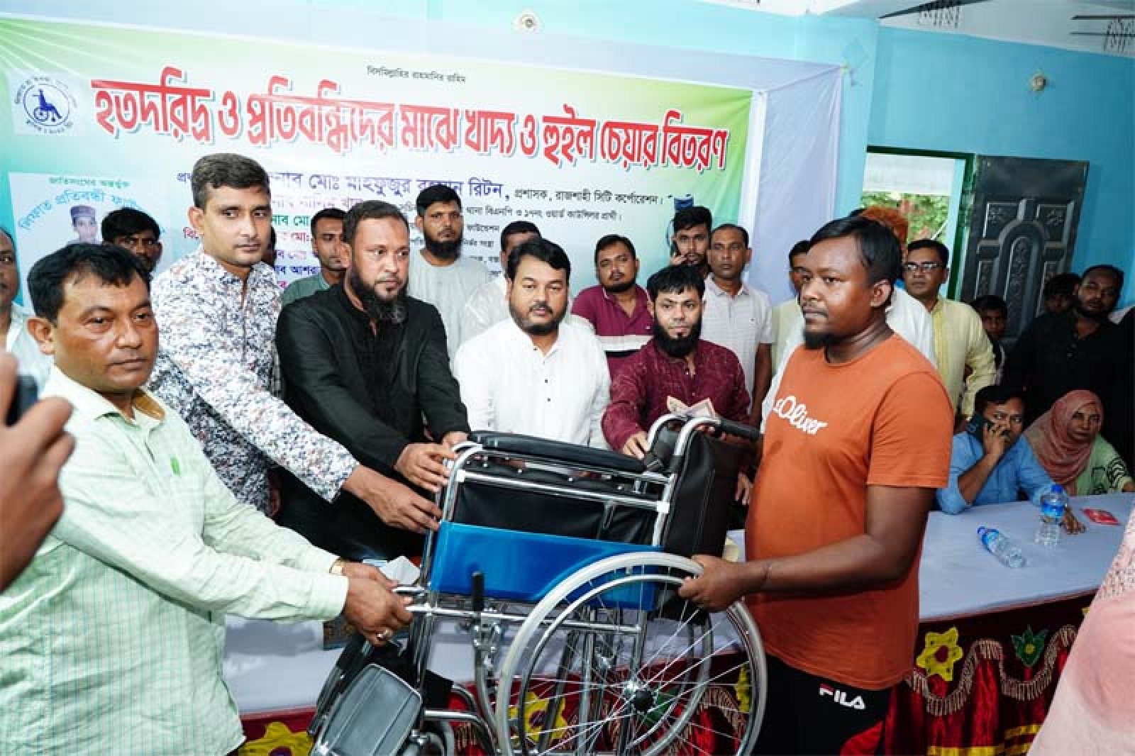 হতদরিদ্র ও প্রতিবন্ধীদের মাঝে খাদ্য সামগ্রী ও  হুইলচেয়ার বিতরণ করলেন রাসিক প্রশাসক