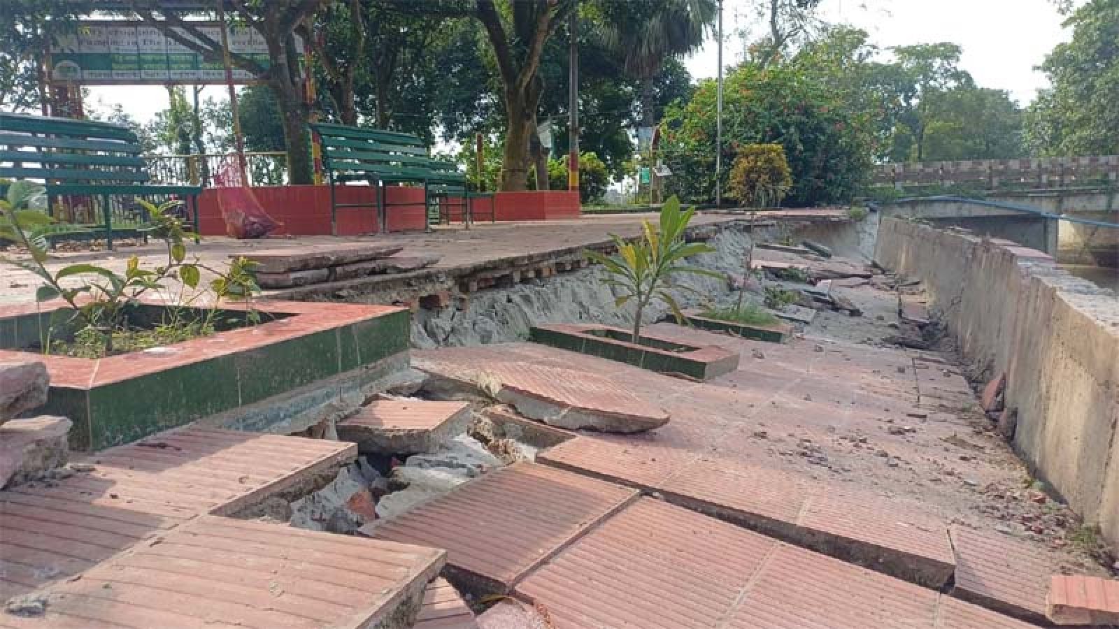 বছর না পেরোতেই ধসে গেল গোদাগাড়ীর সরমংলা ইকো পার্কের ওয়াকওয়ে, নির্মাণমান নিয়ে প্রশ্ন