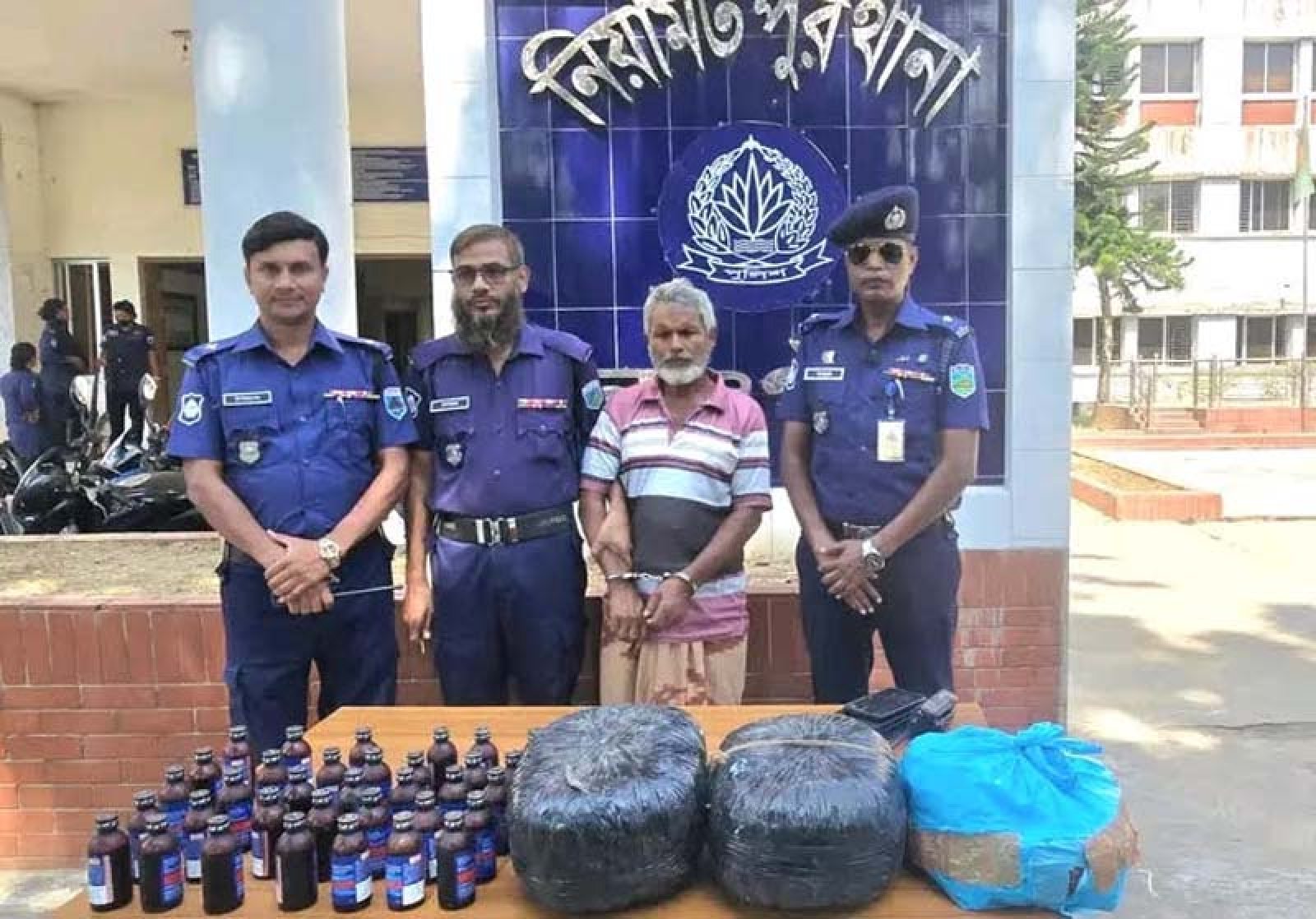 নিয়ামতপুরে সাড়ে সাত কেজি গাঁজা ও ৩৪ বোতল ফেনসিডিলসহ গ্রেপ্তার ১