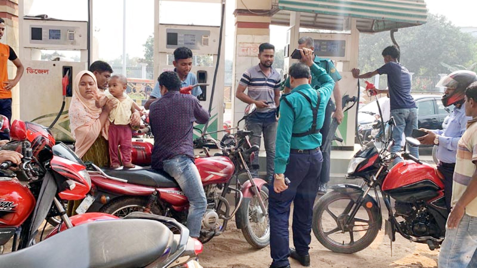 রাজশাহীতে জ্বালানি তেল বিক্রি, দীর্ঘ লাইনে ভোগান্তি