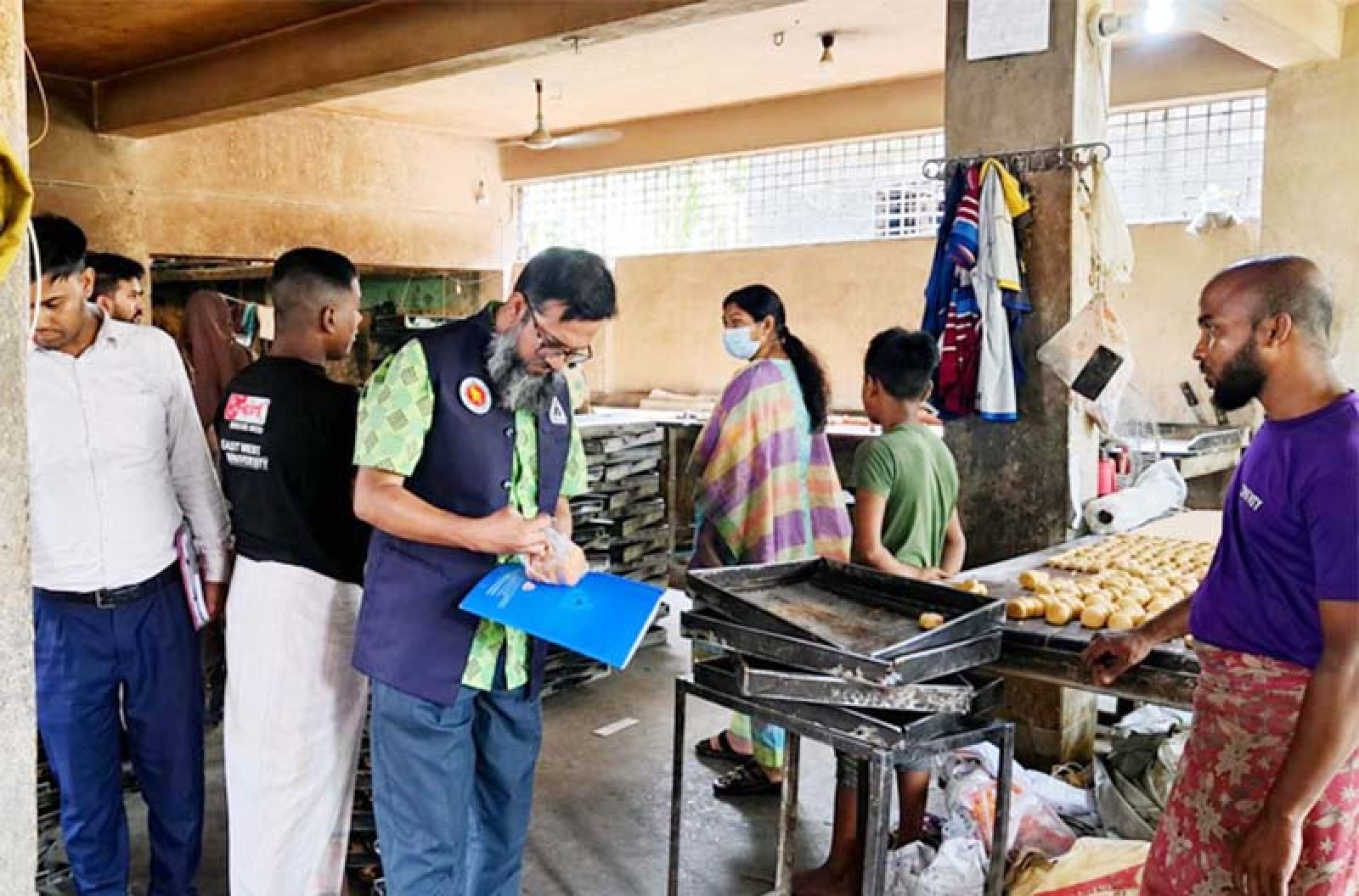 অনুমোদনহীন দুই বেকারিকে ৩০ হাজার টাকা জরিমানা