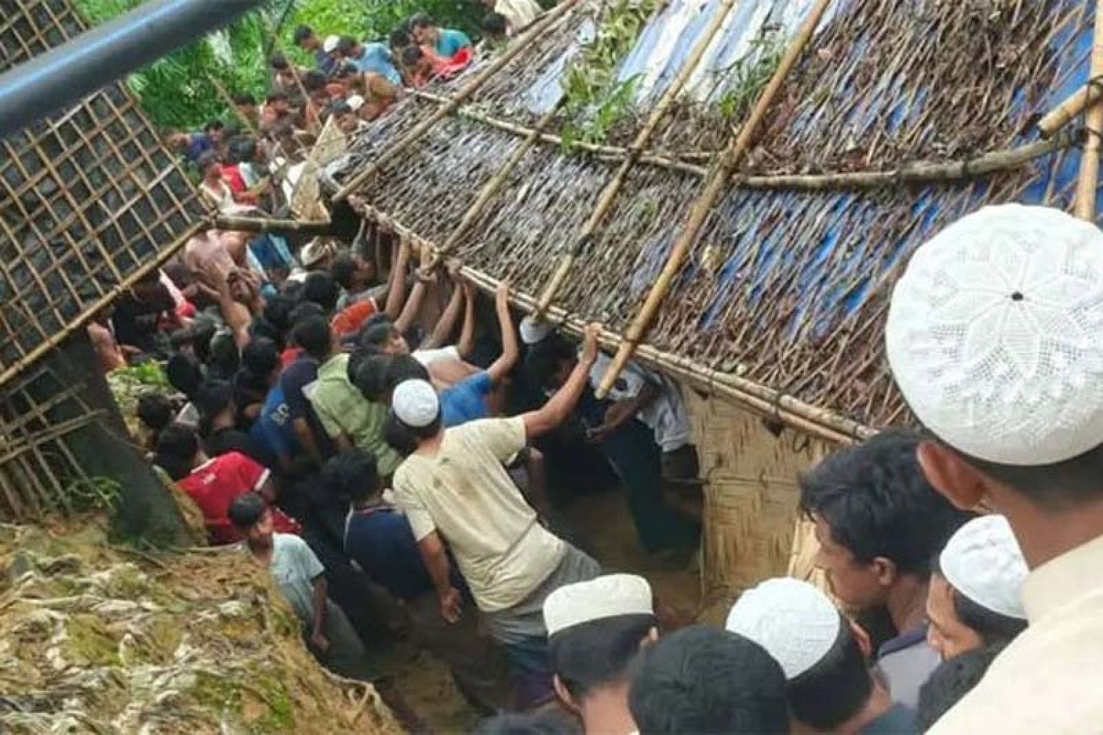 রোহিঙ্গা ক্যাম্পে পাহাড় ধস, মাটি চাপায় নিহত ৮