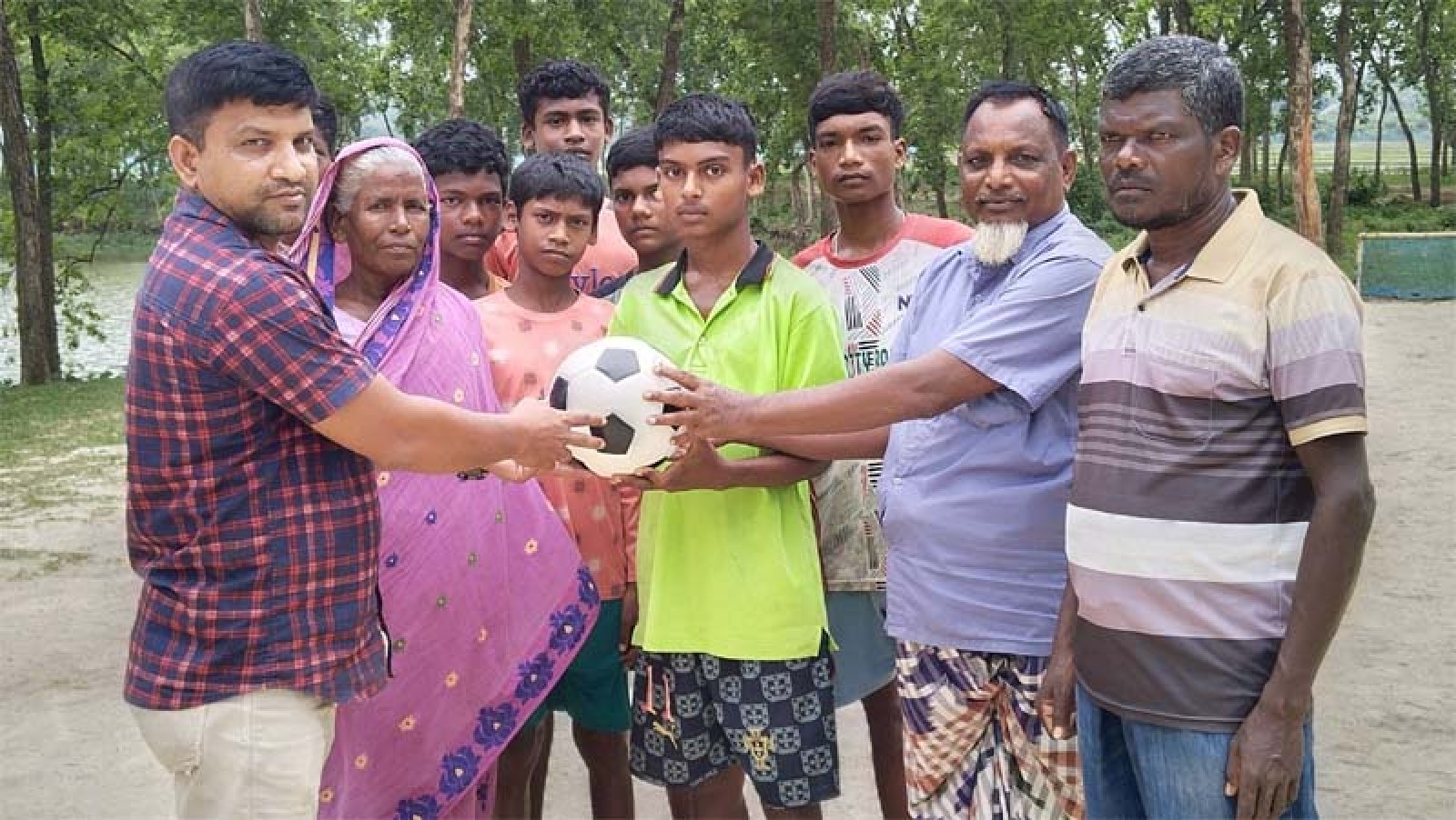 গোমস্তাপুরে ফুটবল পেয়ে ধন্যবাদ জানালেন মতিউর রহমান চেয়ারম্যানকে