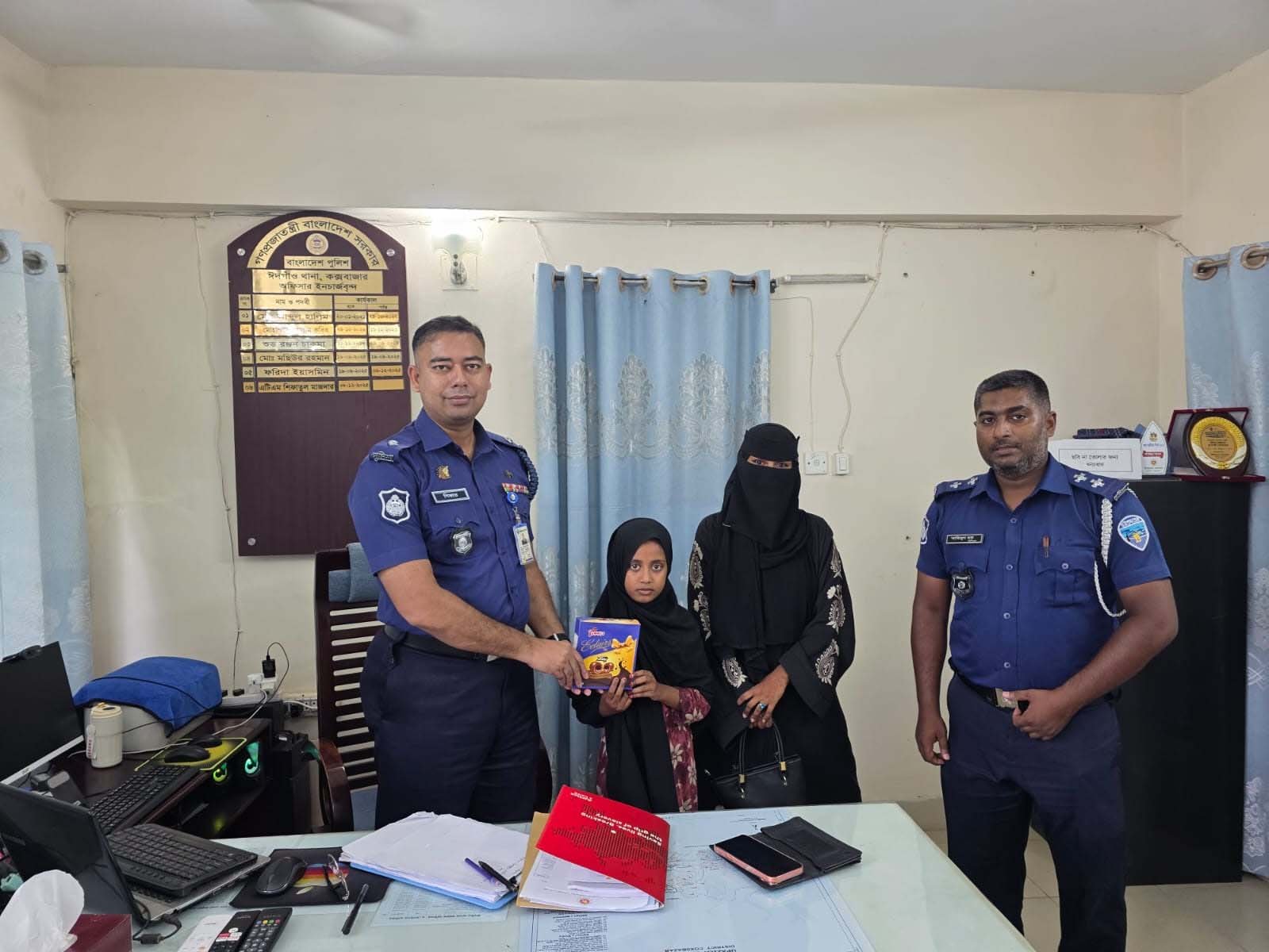 পথহারা শিশুকে পরিবারে ফিরিয়ে দিলো ঈদগাঁও পুলিশ
