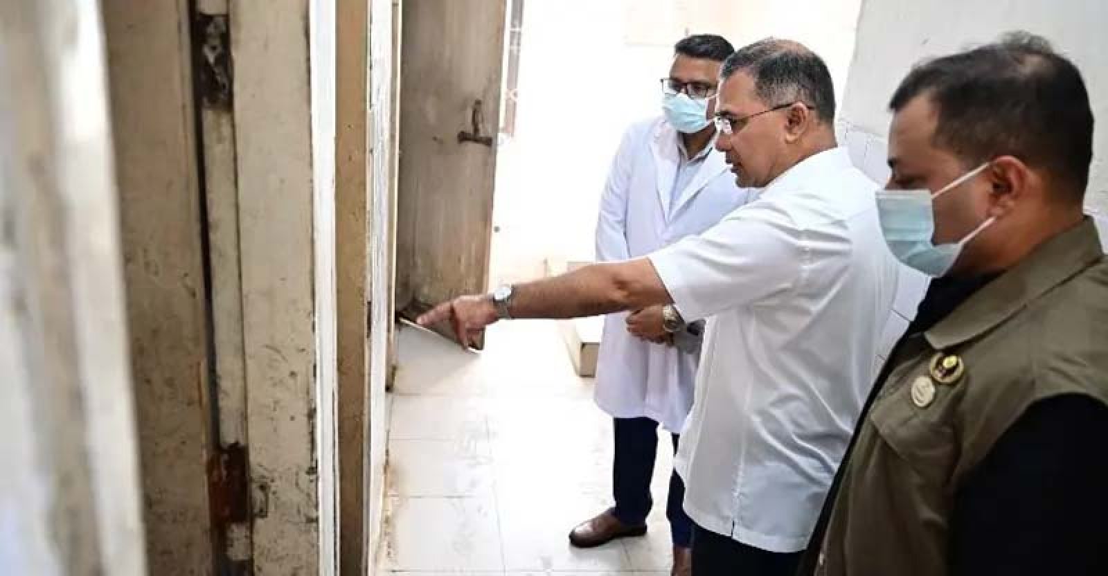 হঠাৎ কুয়েত মৈত্রী হাসপাতাল পরিদর্শনে প্রধানমন্ত্রী,  ব্যবস্থাপনা ও অপরিচ্ছন্নতা নিয়ে অসন্তোষ
