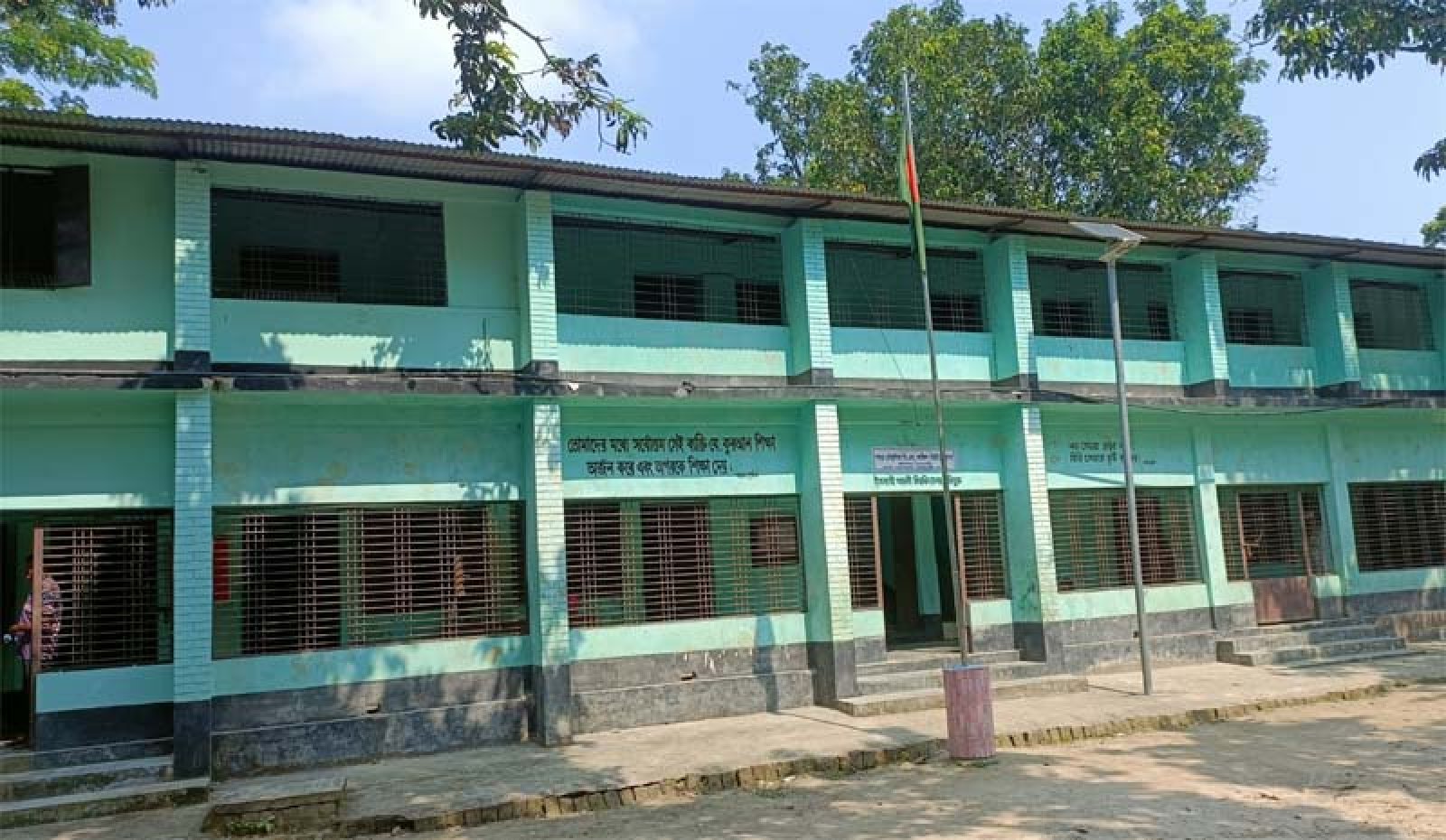 বদলগাছীতে মাদ্রাসার ভবন নিলামের টাকা বাঁকি রেখেই  মালামাল নিয়ে গেলেন যুবদল নেতা