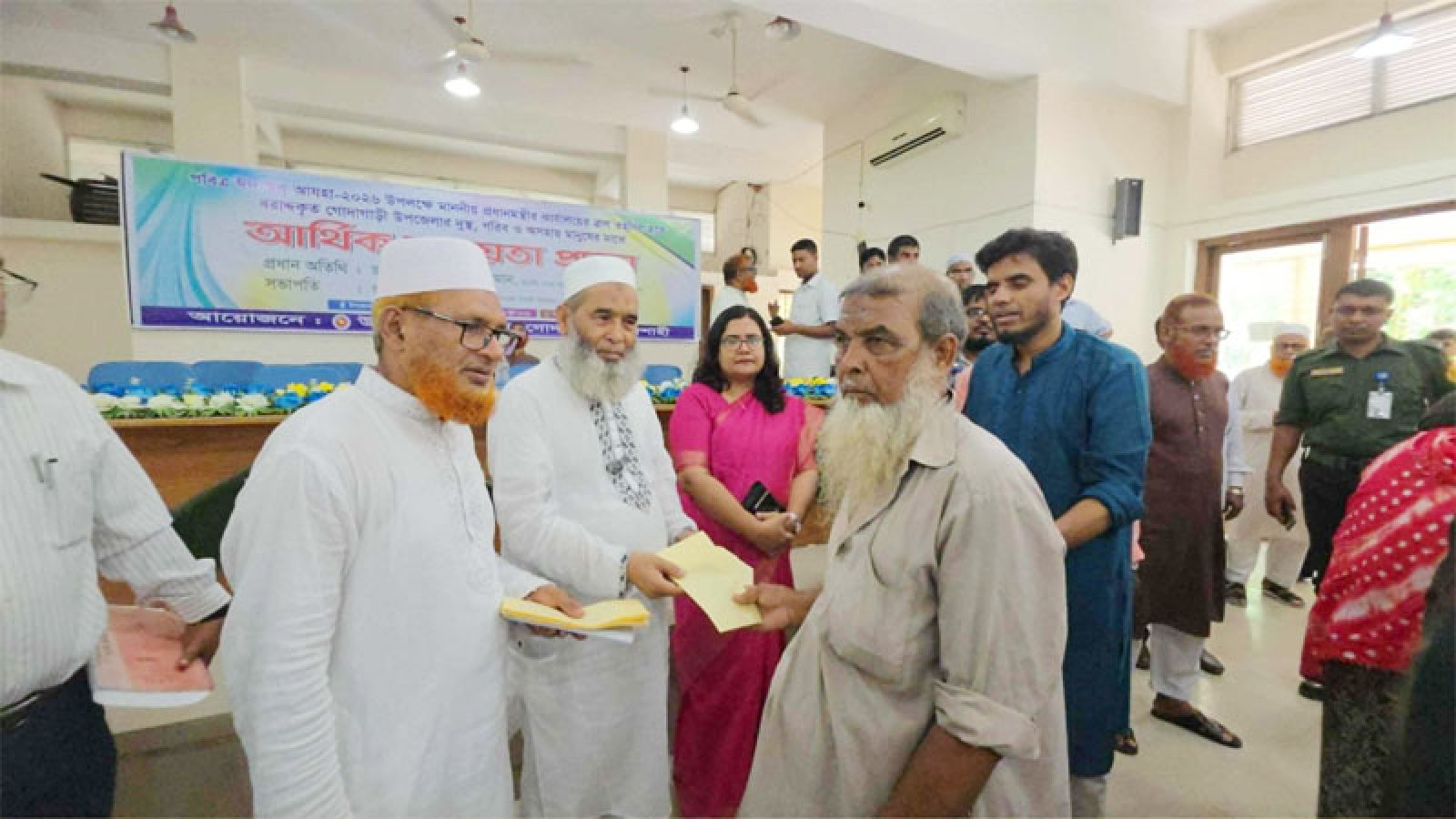 গোদাগাড়ীতে এমপি মুজিবুর রহমানের উদ্যোগে ৪০০ অসহায় মানুষের মাঝে নগদ অর্থ বিতরণ