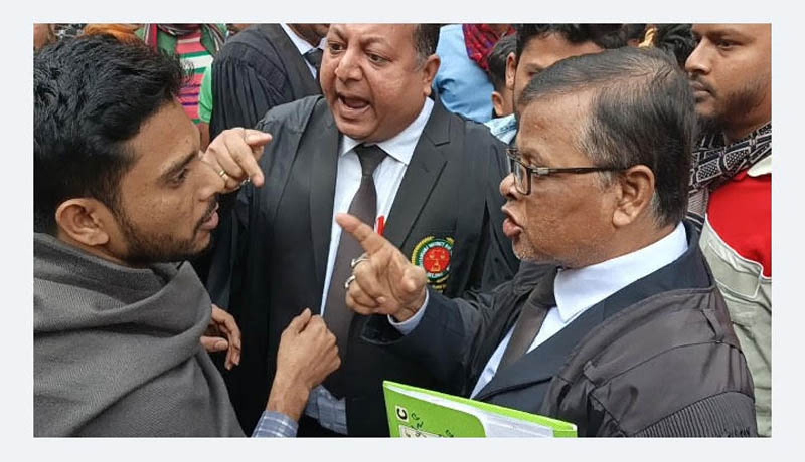 ছাত্রলীগ কর্মী সন্দেহে আদালত প্রাঙ্গণে যুবককে হেনস্তা, আইনজীবীদের প্রতিরোধ