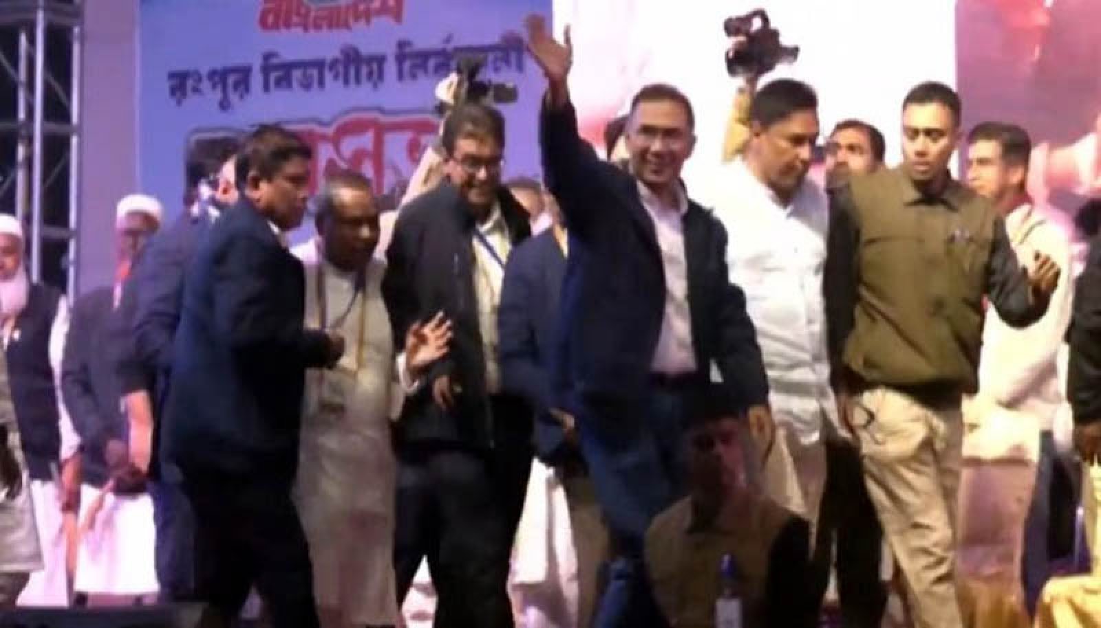 রংপুরের  জনসভায় গণভোটে হ্যাঁ এর পক্ষে ভোট চাইলেন