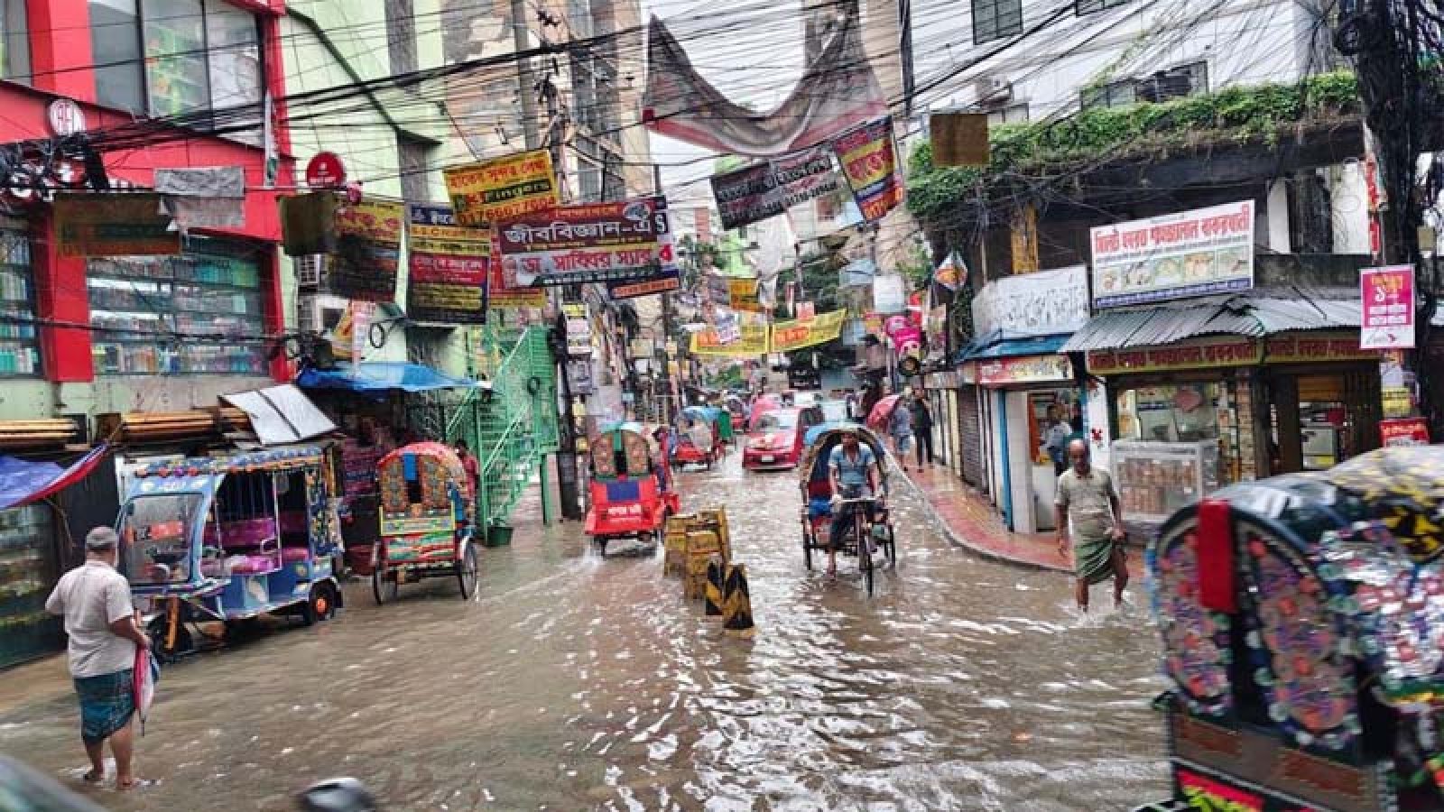 রাজধানীতে  টানা বৃষ্টিতে  ও জলাবদ্ধতায় চরম ভোগান্তিতে নগরবাসী