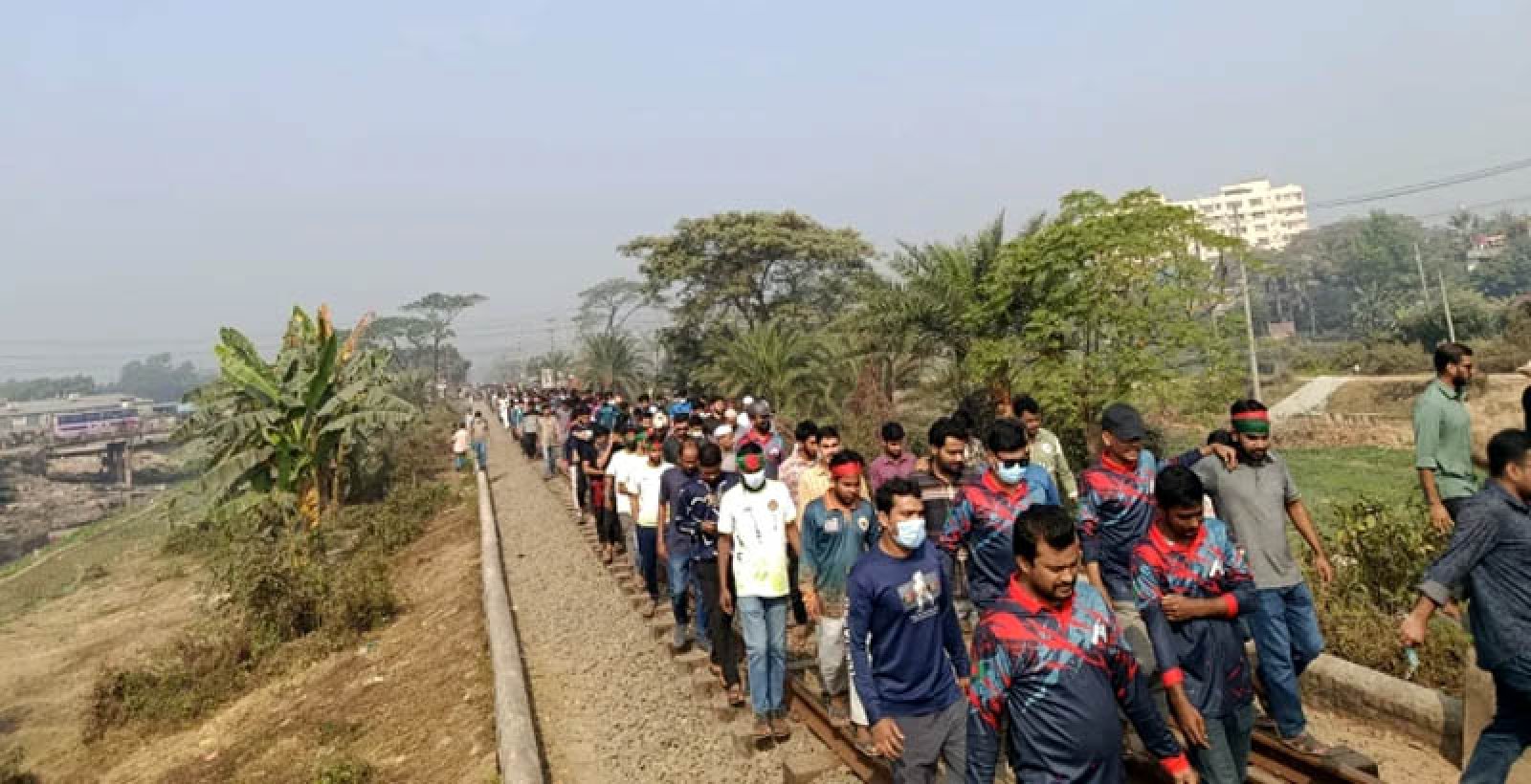 গাজীপুরে সড়ক ও রেলপথ অবরোধ