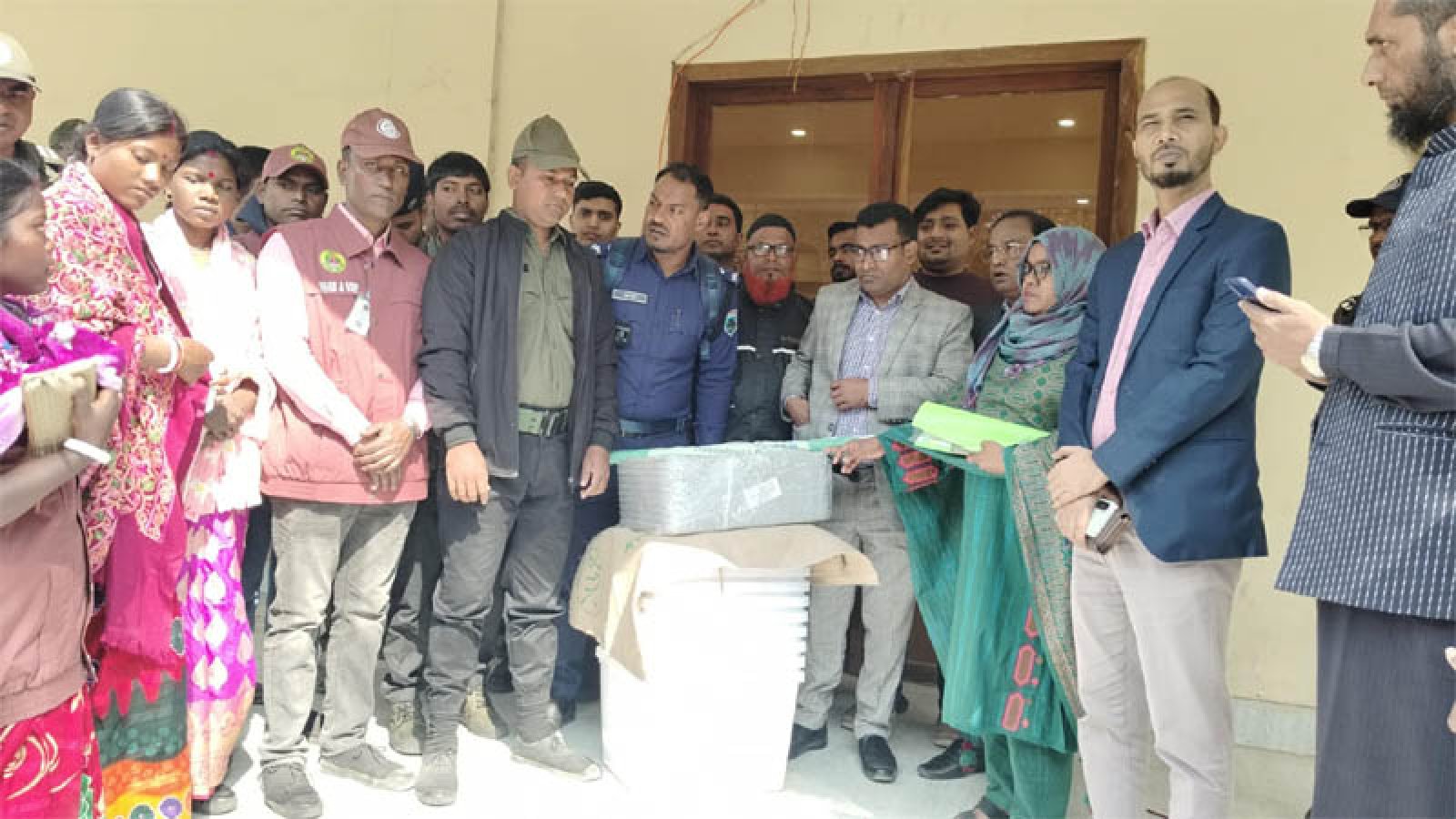 নিয়ামতপুরে কেন্দ্রে কেন্দ্রে  ভোটের  সরঞ্জাম পাঠানো শুরু