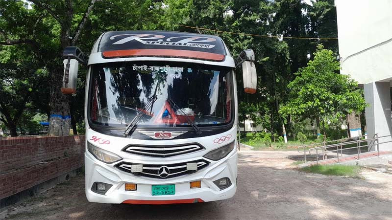 যাত্রীদের নামিয়ে দেওয়ার চেষ্টার অভিযোগে রুয়েটে আরপি বাস আটকে রাখলেন শিক্ষার্থীরা