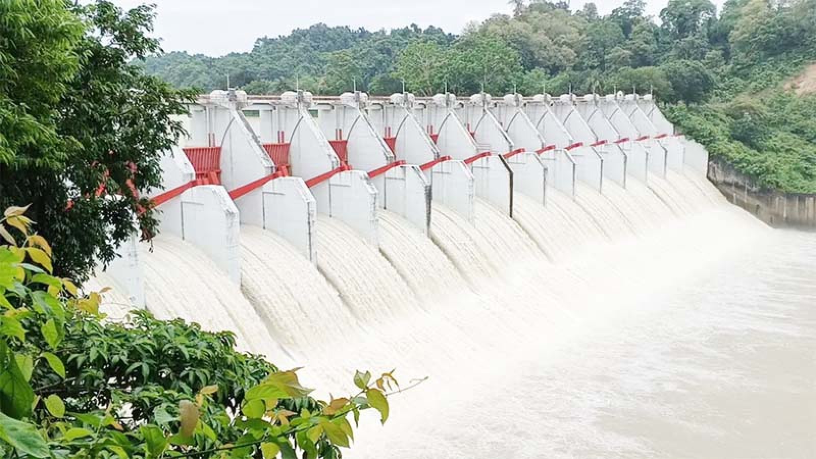 কাপ্তাই হ্রদের পানি দ্রুত বাড়ছে,   ১৬টি জলকপাটের খোলা  হয়েছে