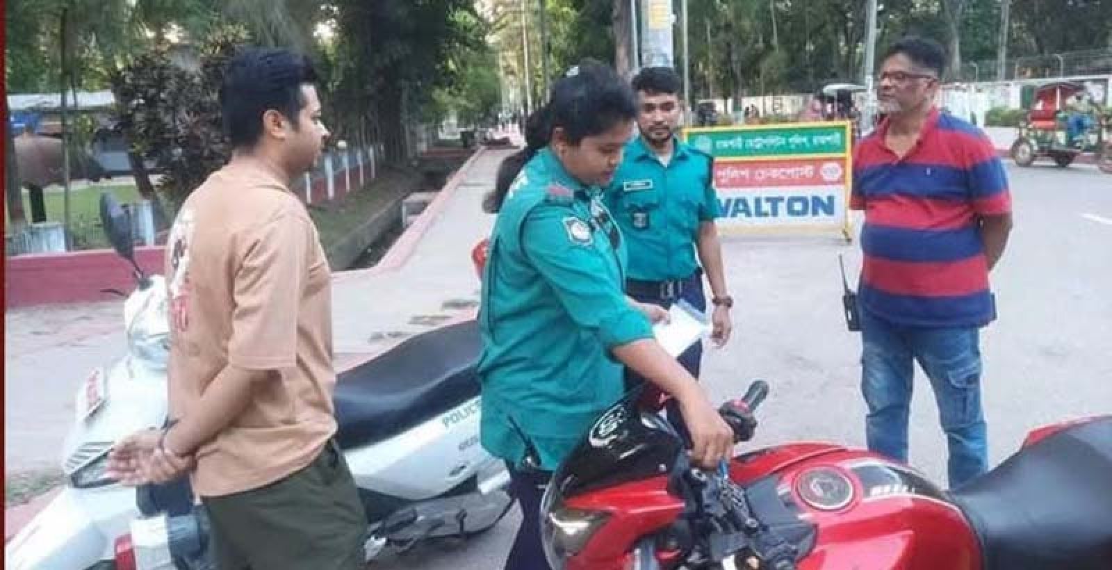 মোটরসাইকেল চালক ও আরোহীকে হেলমেট ব্যবহারে বিশেষ নির্দেশনা আরএমপি'র