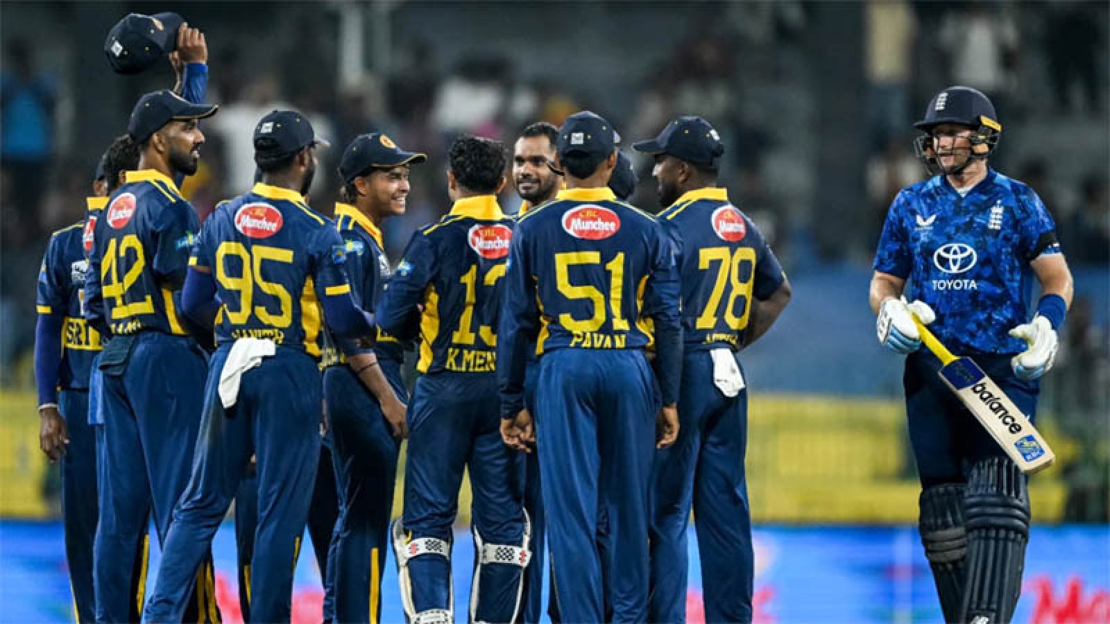 ইংল্যান্ডকে ১৯ রানে  হারিয়ে সিরিজে এগিয়ে গেল লঙ্কানরা