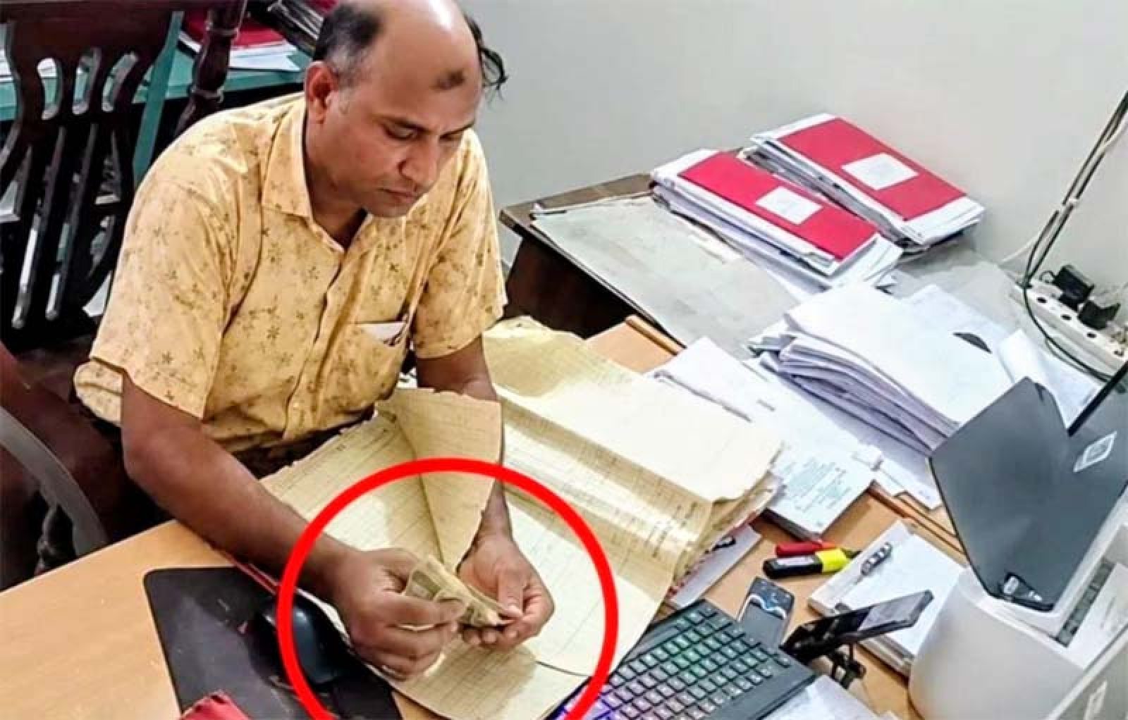 সেবাগ্রহীতার নিকট থেকে প্রকাশ্যেই ঘুষের টাকা গুনে নেন তিনি