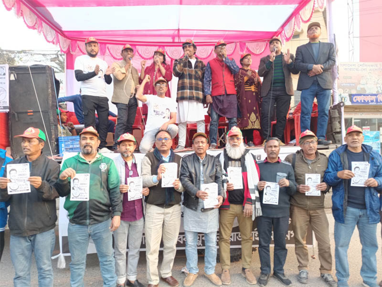 রাজশাহীতে ট্রাকে গান গেয়ে বিএনপির পক্ষে সাবেক যুবদলের ব্যতিক্রমধর্মী প্রচারণা