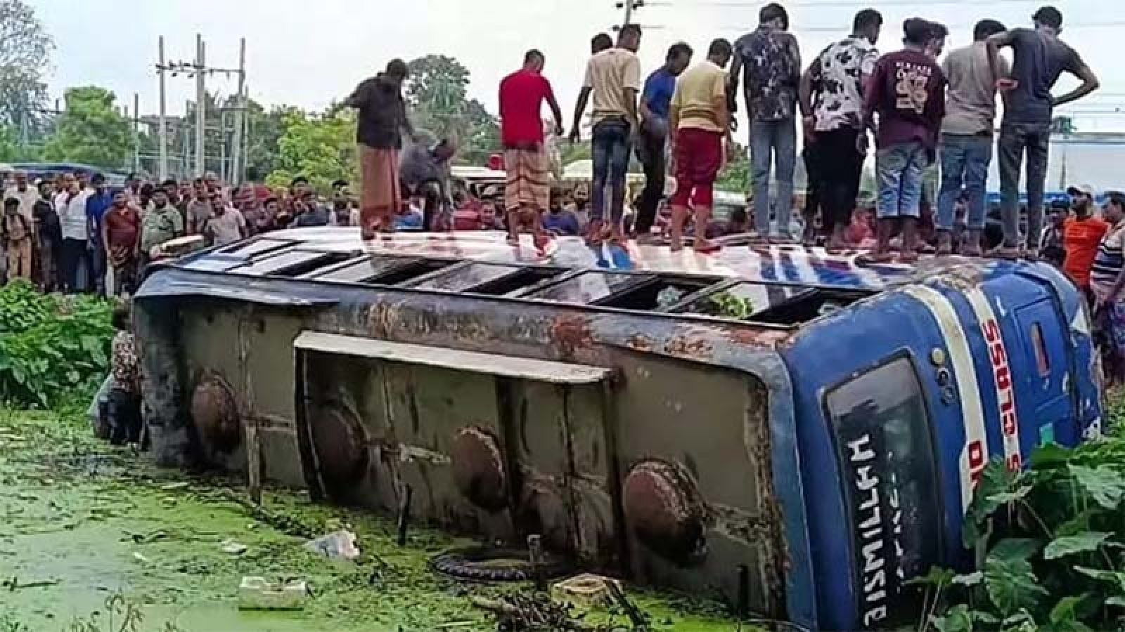 যাত্রীবাহী বাস নিয়ন্ত্রণ হারিয়ে খাদে, আহত ১২