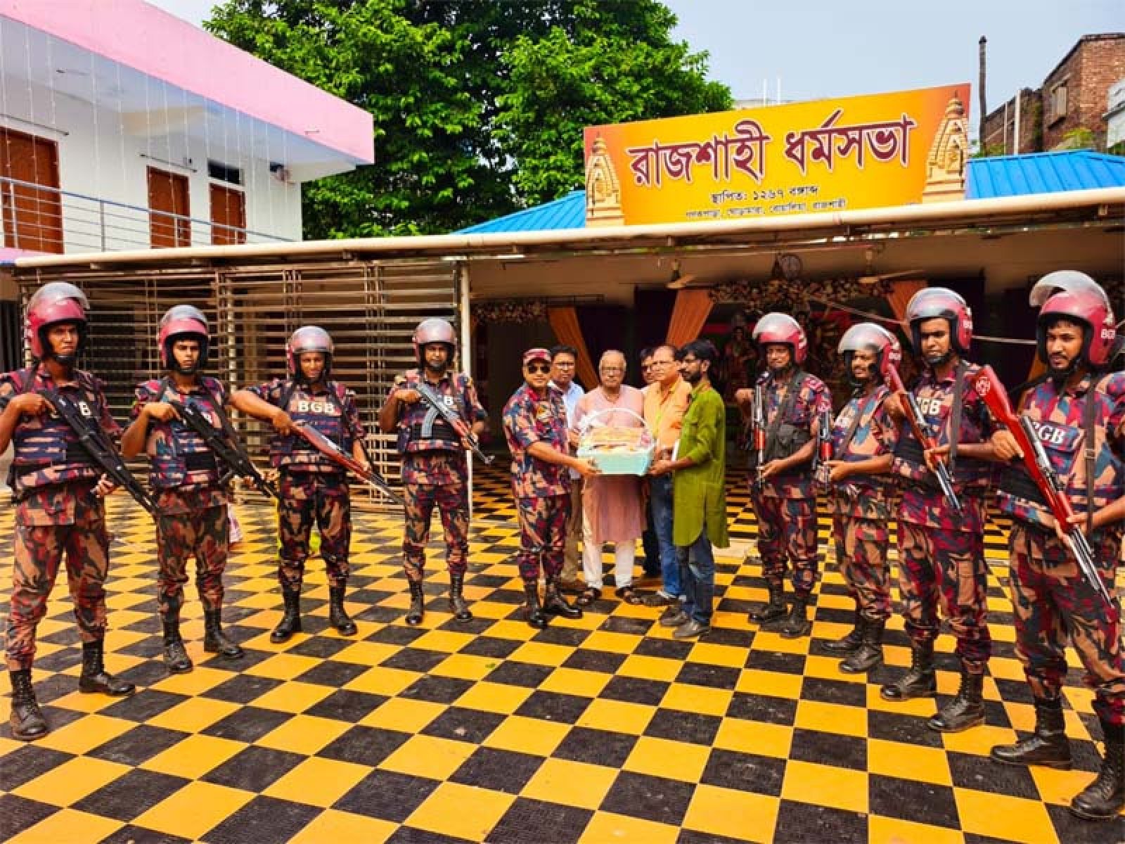 রাজশাহী ধর্মসভা পূজামণ্ডপ পরিদর্শন করলেন বিজিবি ১ ব্যাটালিয়নের অধিনায়ক