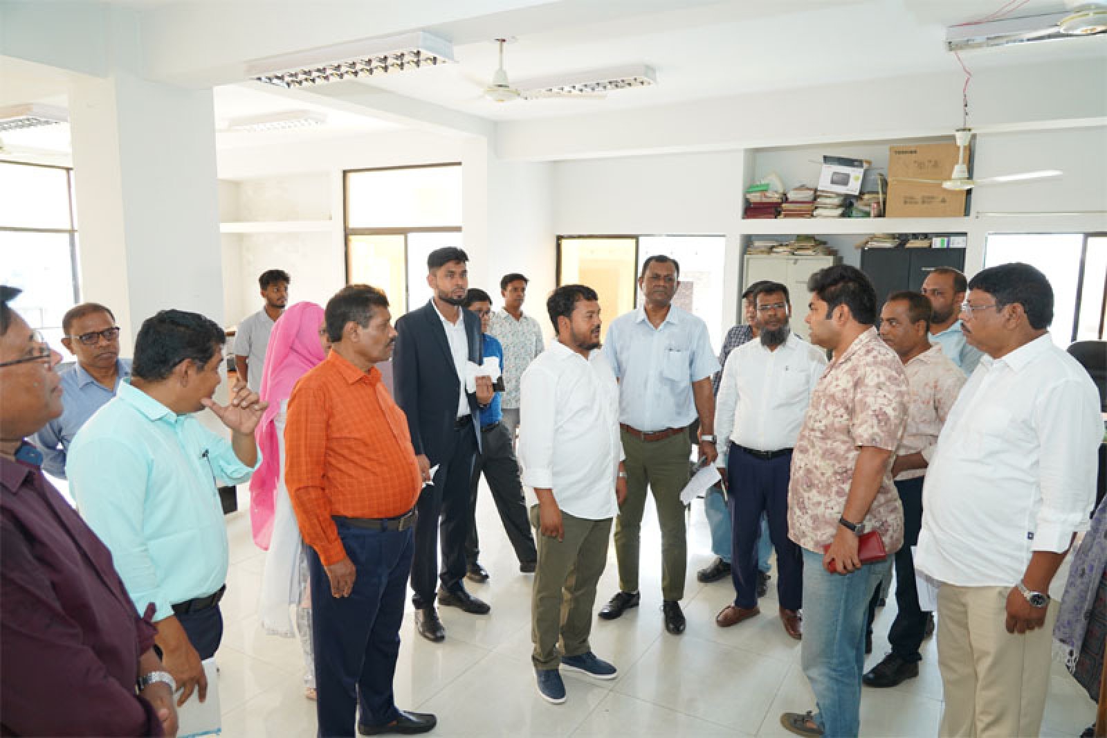 কর্মকর্তা-কর্মচারীদের সাথে রাসিক প্রশাসকের ঈদ শুভেচ্ছা বিনিময়