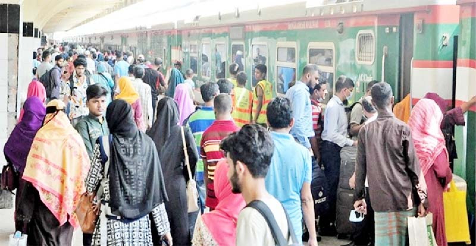ট্রেনে ঈদযাত্রা শুরু, নাড়ির টানে ছুটছে ঘরমুখী মানুষ