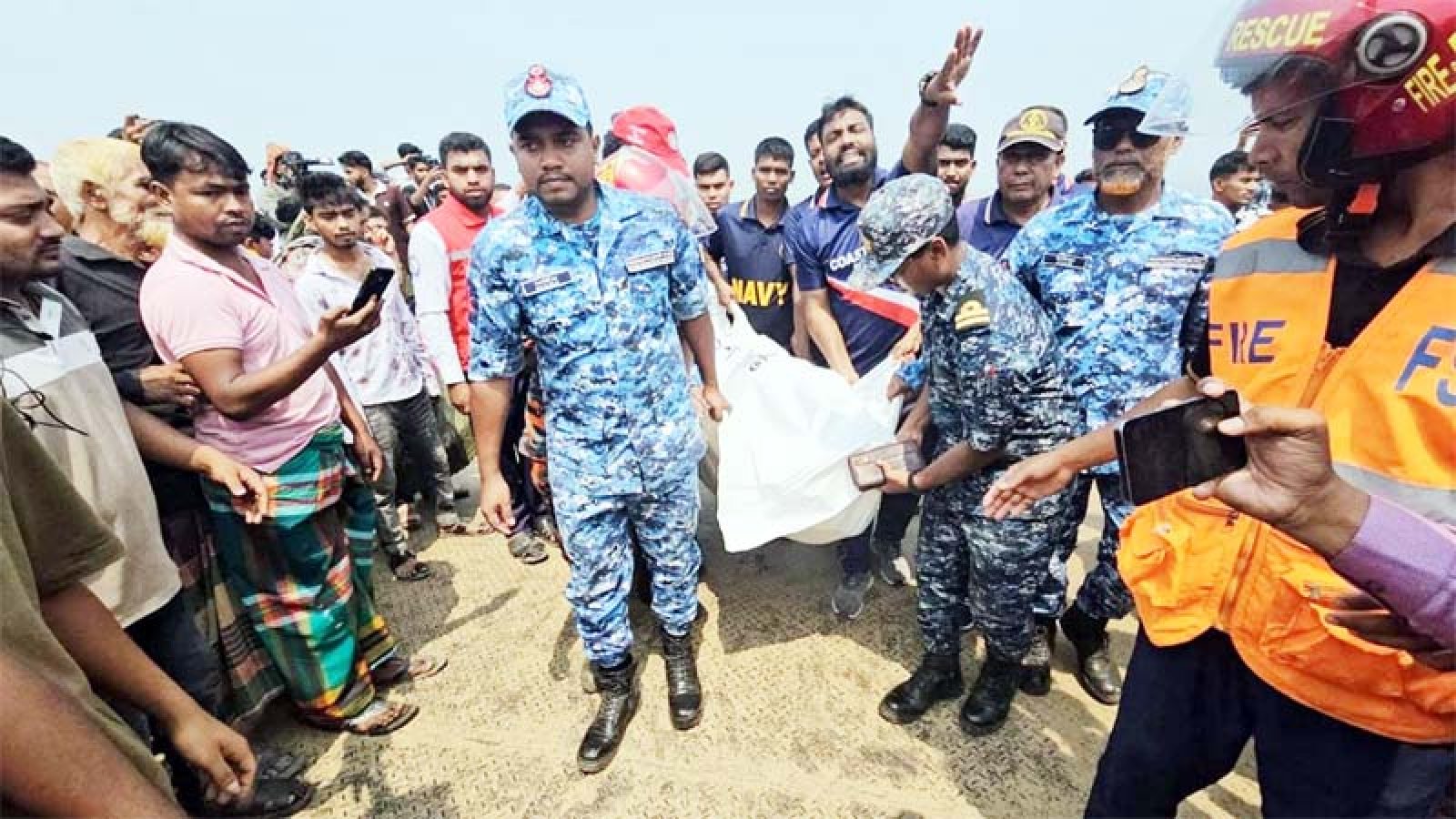 পদ্মাপাড়ে স্বজনদের আহাজারি , ২৬ জনের মরদেহ উদ্ধার