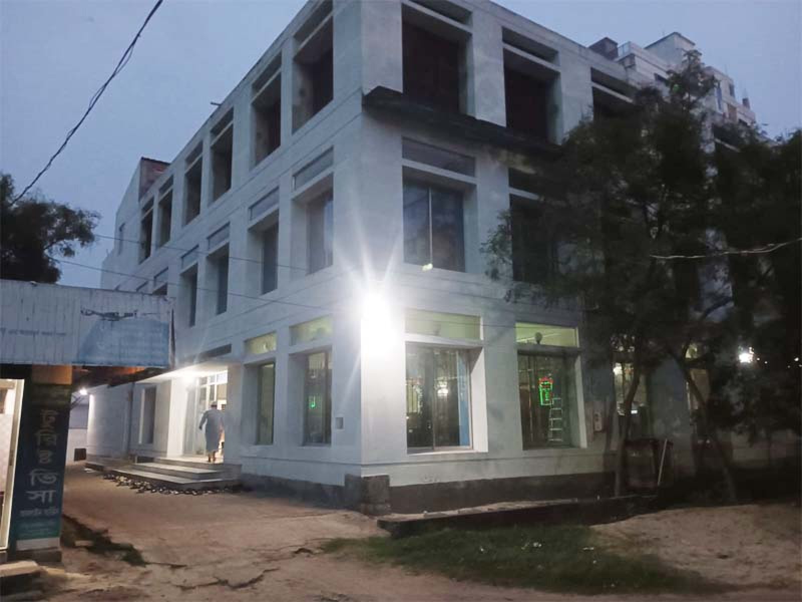 মসজিদে নামাজ পড়াচ্ছিলেন ইমাম, মোটরসাইকেল নিয়ে গেল চোর