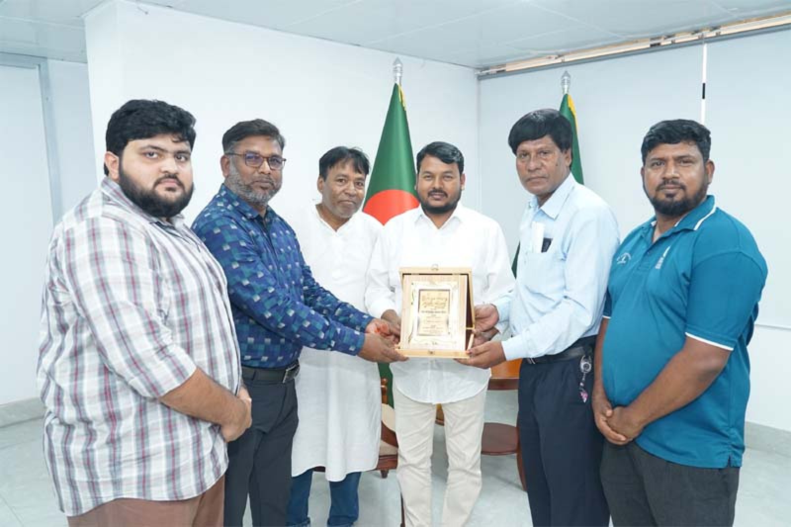 রাসিক প্রশাসকের সাথে সাবেক এমপি ও ইউনিসেফ প্রতিনিধির সৌজন্য সাক্ষাৎ