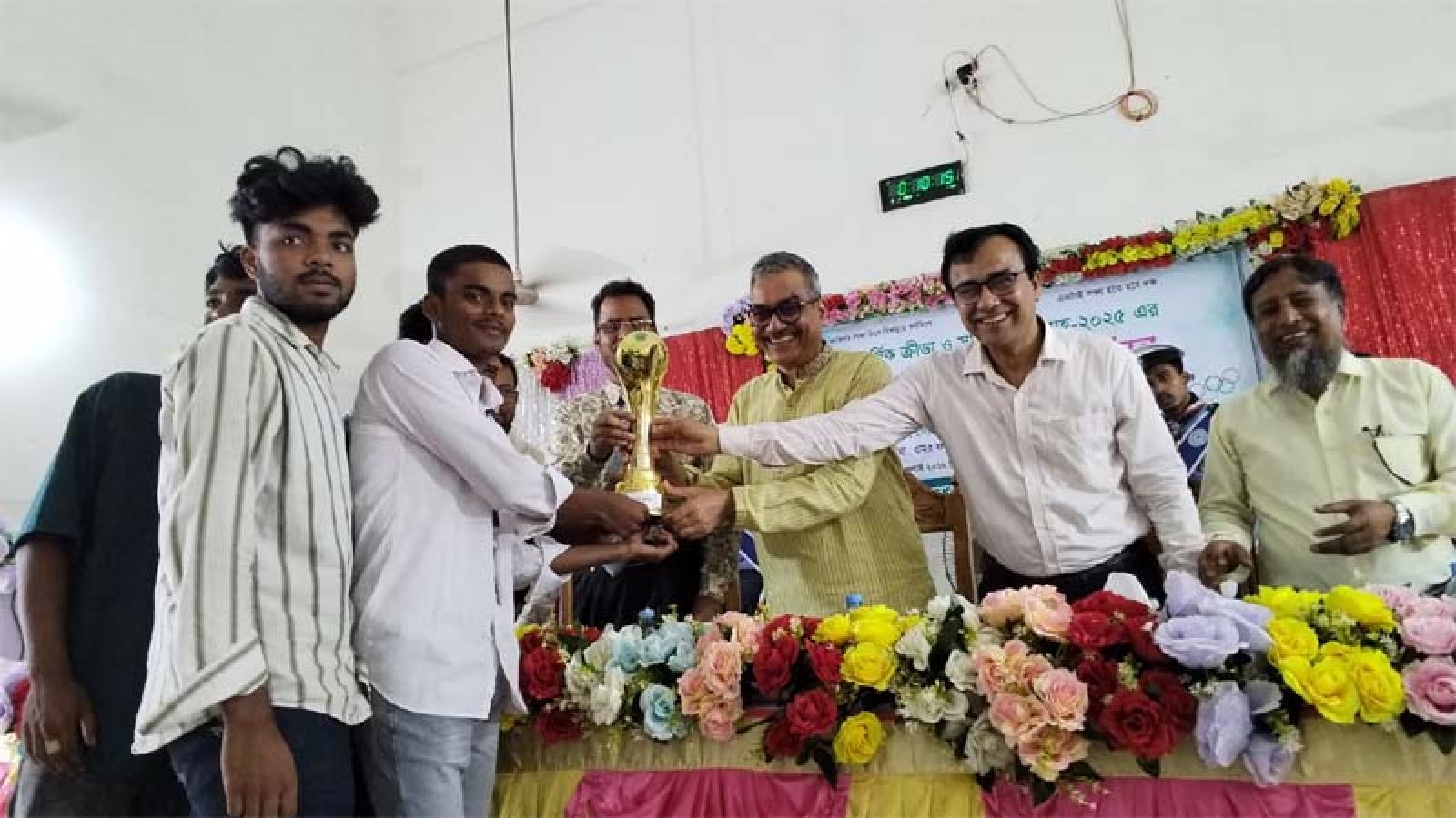 চাঁপাইনবাবগঞ্জ পলিটেকনিকে বৃক্ষরোপণ ও পুরস্কার বিতরণ