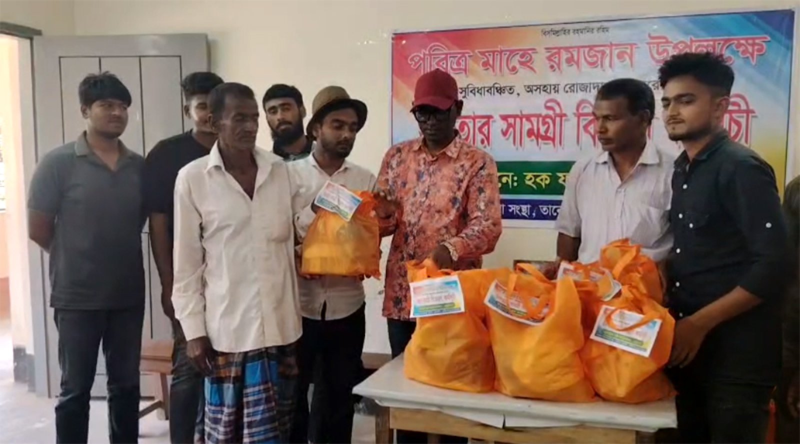 তানোরে হক ফাউন্ডেশনের উদ্যোগে অসহায়দের পাশে মানবতার হাত