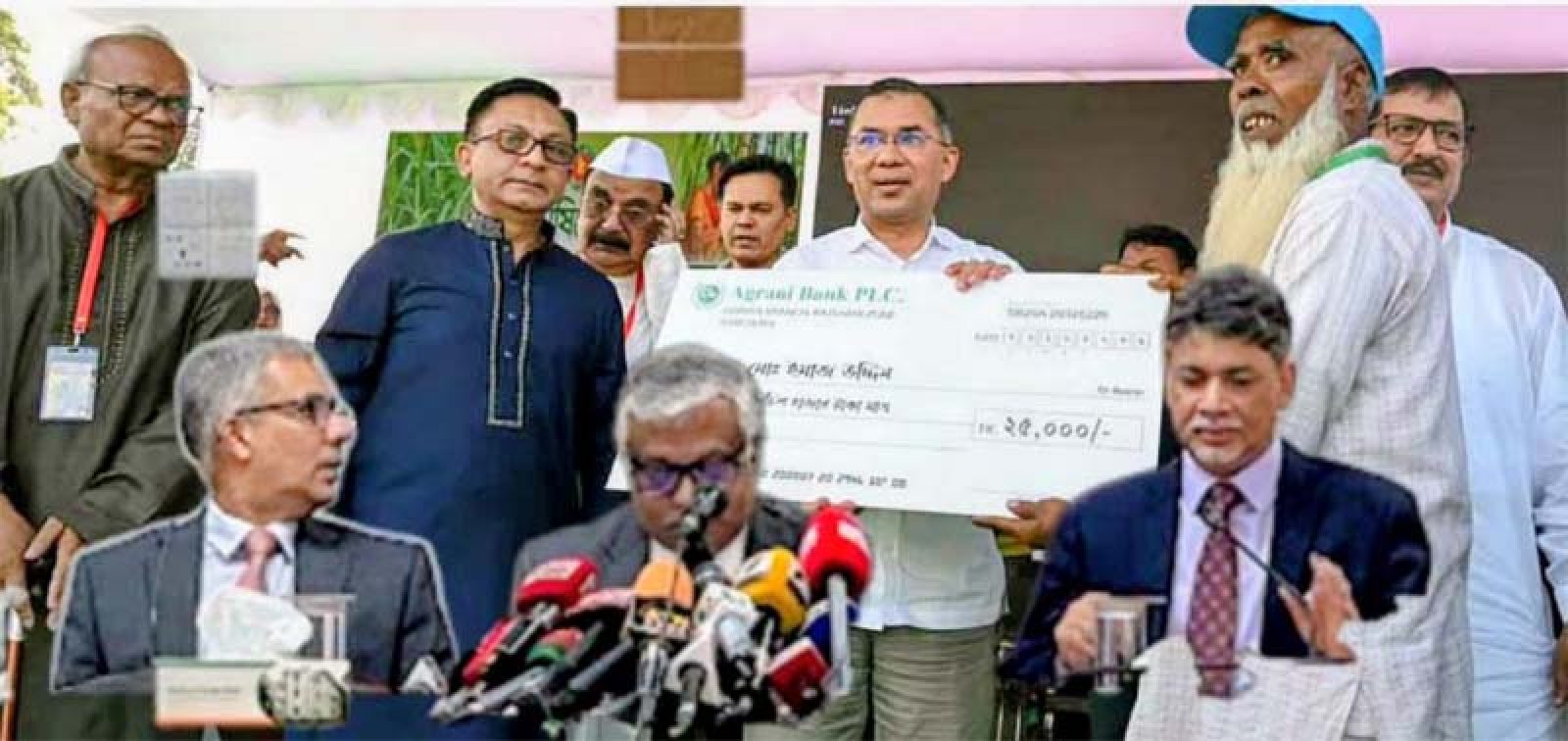 রাজশাহীর জনসভায়  আখচাষিদের প্রণোদনা বিতরণ উদ্বোধন করলেন প্রধানমন্ত্রী