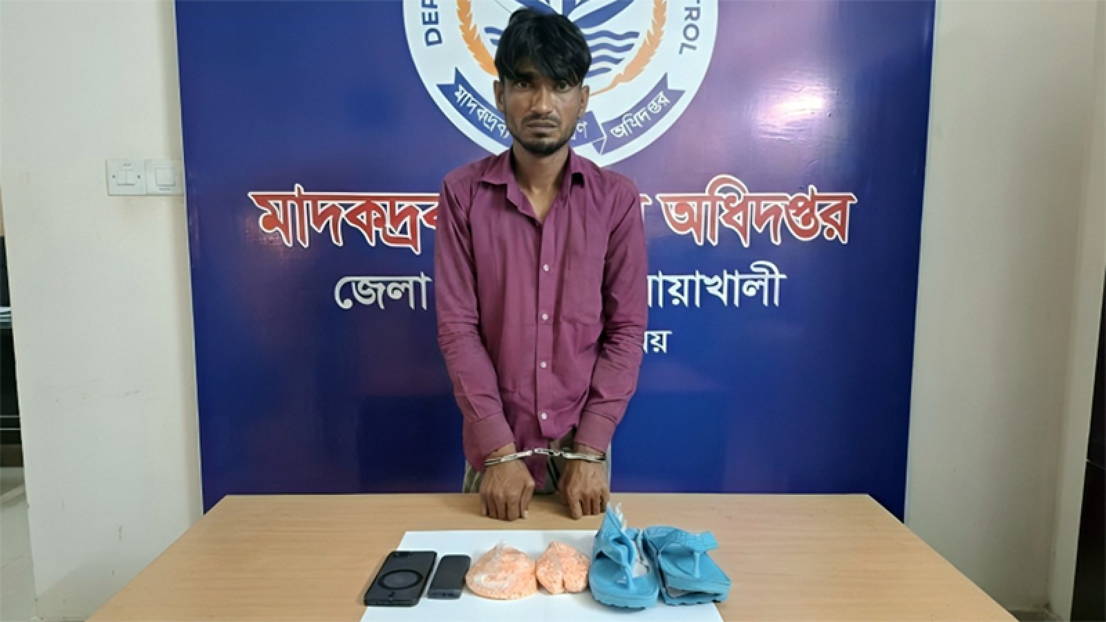 প্লাস্টিকের জুতায় লুকিয়ে ইয়াবা পাচার