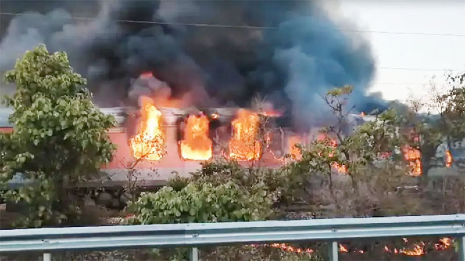 ভারতে চলন্ত এক্সপ্রেস ট্রেনে আগুন