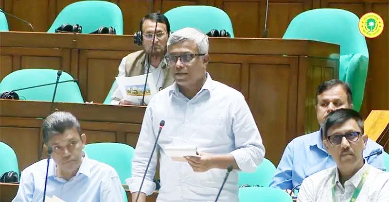 তীব্র লোডশেডিংয়ে দেশবাসীর কাছে ক্ষমা চাইলেন বিদ্যুৎ প্রতিমন্ত্রী