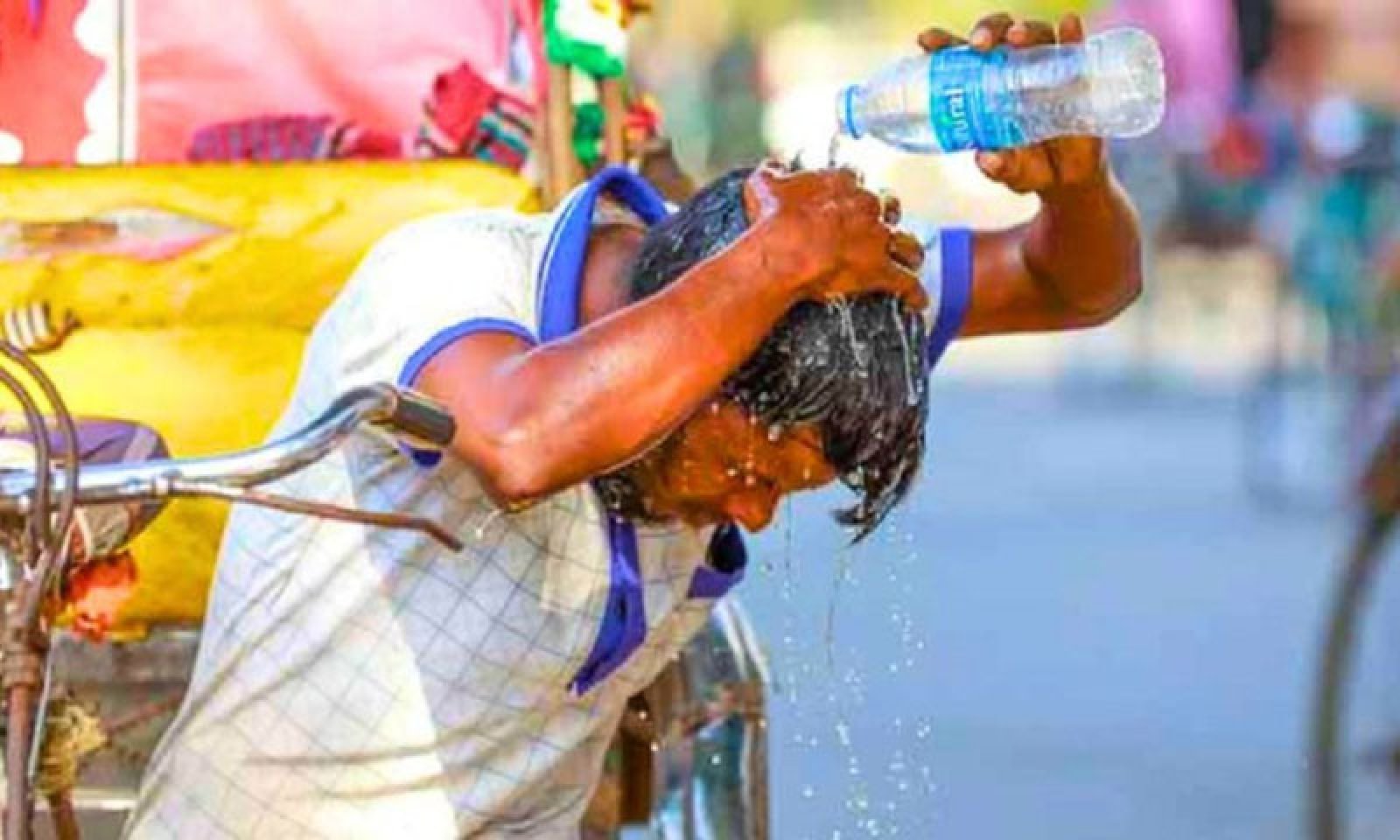 তীব্র তাপদাহে পুড়ছে রাজশাহী , ঢাকাসহ ২৭ জেলায় তাপপ্রবাহ