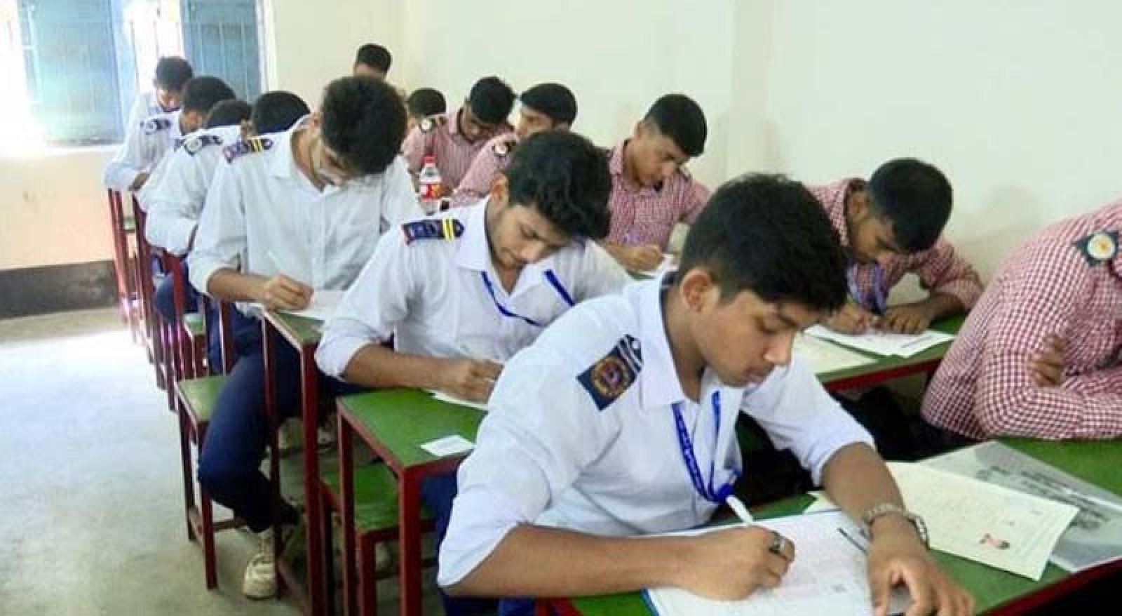 বিশেষ ব্যবস্থায় পরীক্ষায় বসছে বগুড়া-নাটোরের ১৮ এইচএসসি পরীক্ষার্থী