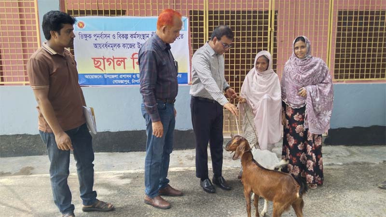 চাঁপাইনবাবগঞ্জে আয়বর্ধনমূলক কাজের উপকরণ হিসেবে ছাগল বিতরণ