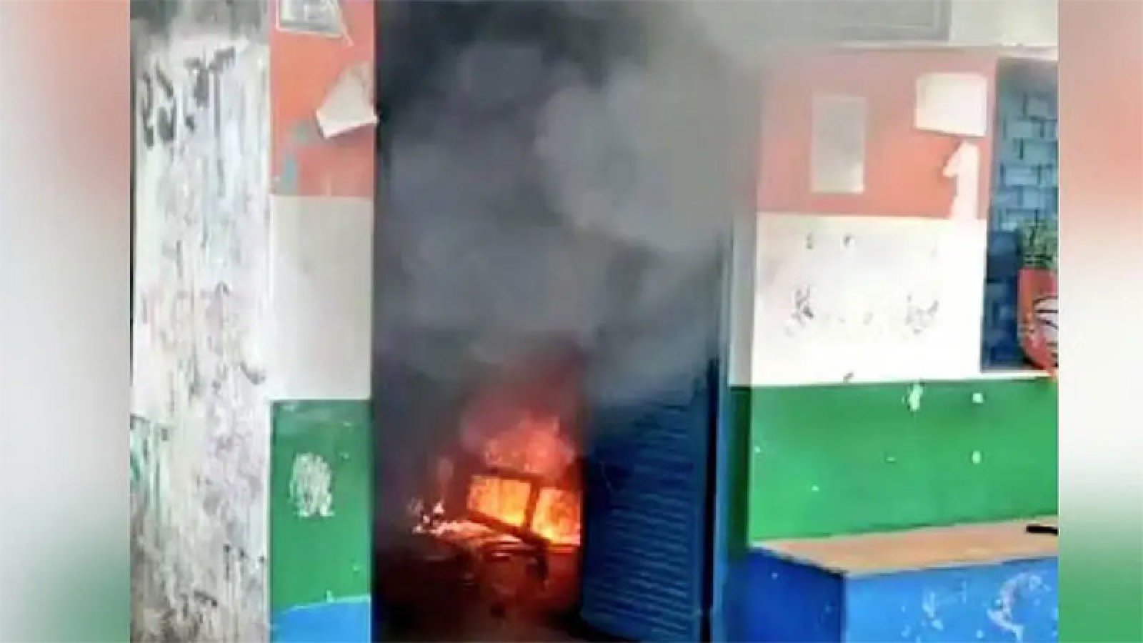 পশ্চিমবঙ্গের বিভিন্ন স্থানে সংঘর্ষ, তৃণমূলের অফিসে আগুন