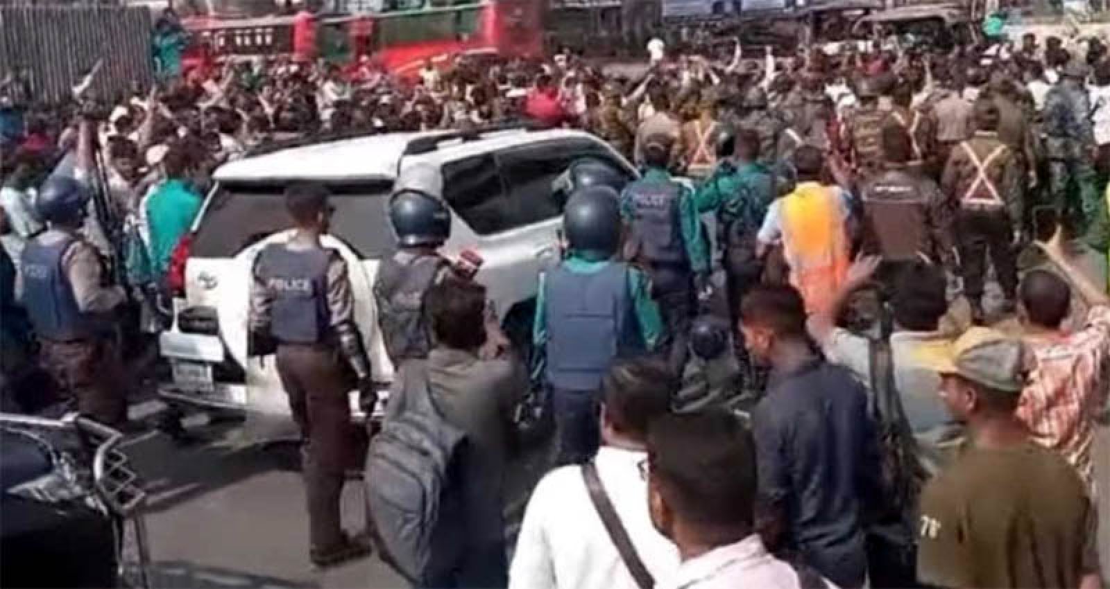 শ্রমিক-কর্মচারীদের তোপের মুখে নৌ উপদেষ্টা