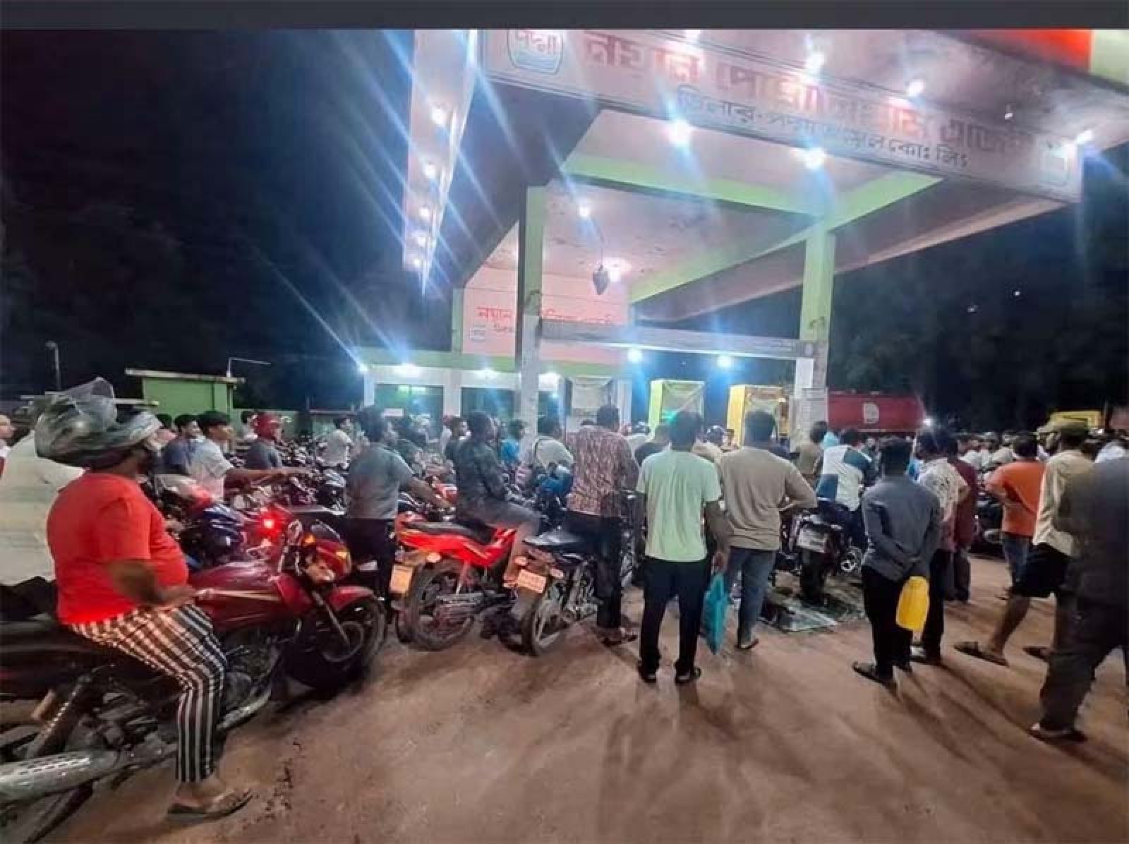জ্বালানি তেল সংকট গুজবে রাজশাহীর ফিলিং স্টেশনগুলোতে রাতভর ভিড়