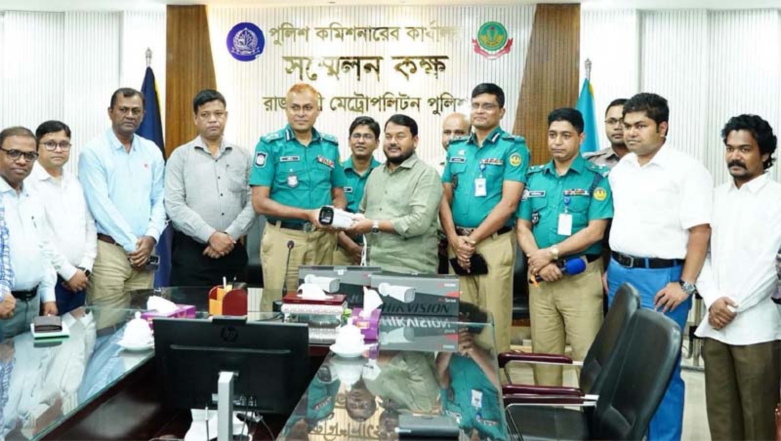 নগরীর নিরাপত্তায় আরএমপিকে অত্যাধুনিক ১৫৫টি সিসি ক্যামেরা দিলেন রাসিক
